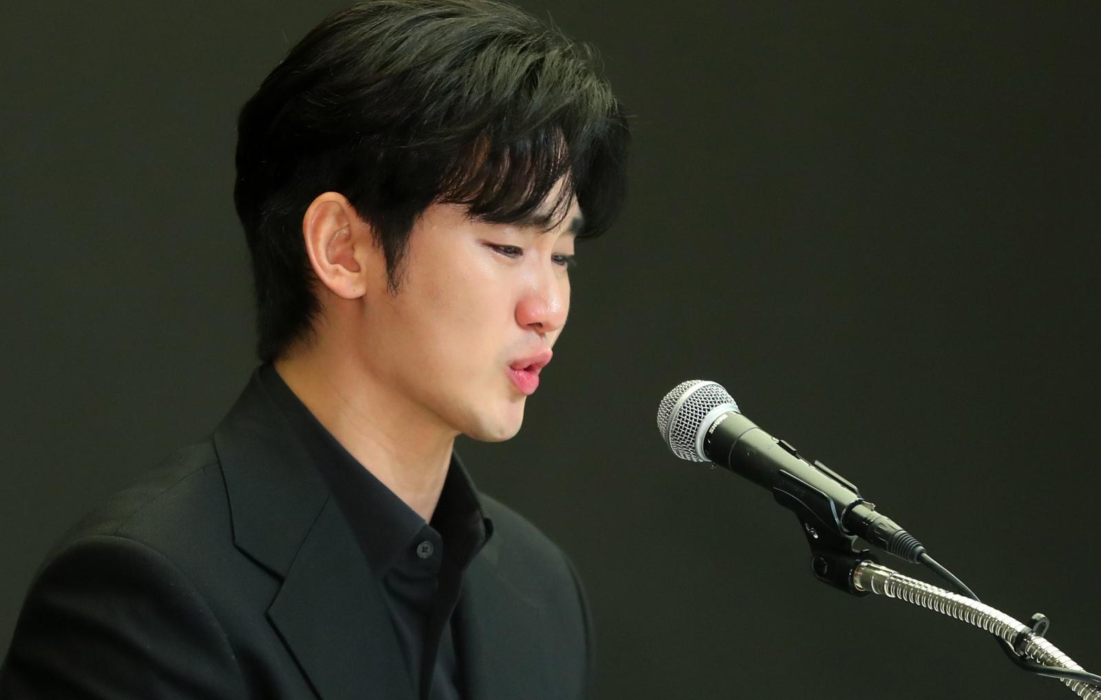 배우 김수현이 31일 오후 서울 마포구 스탠포드호텔에서 기자회견을 열고 자신을 둘러싼 의혹에 대해 입장을 밝히고 있다. 2025.03.31 뉴시스