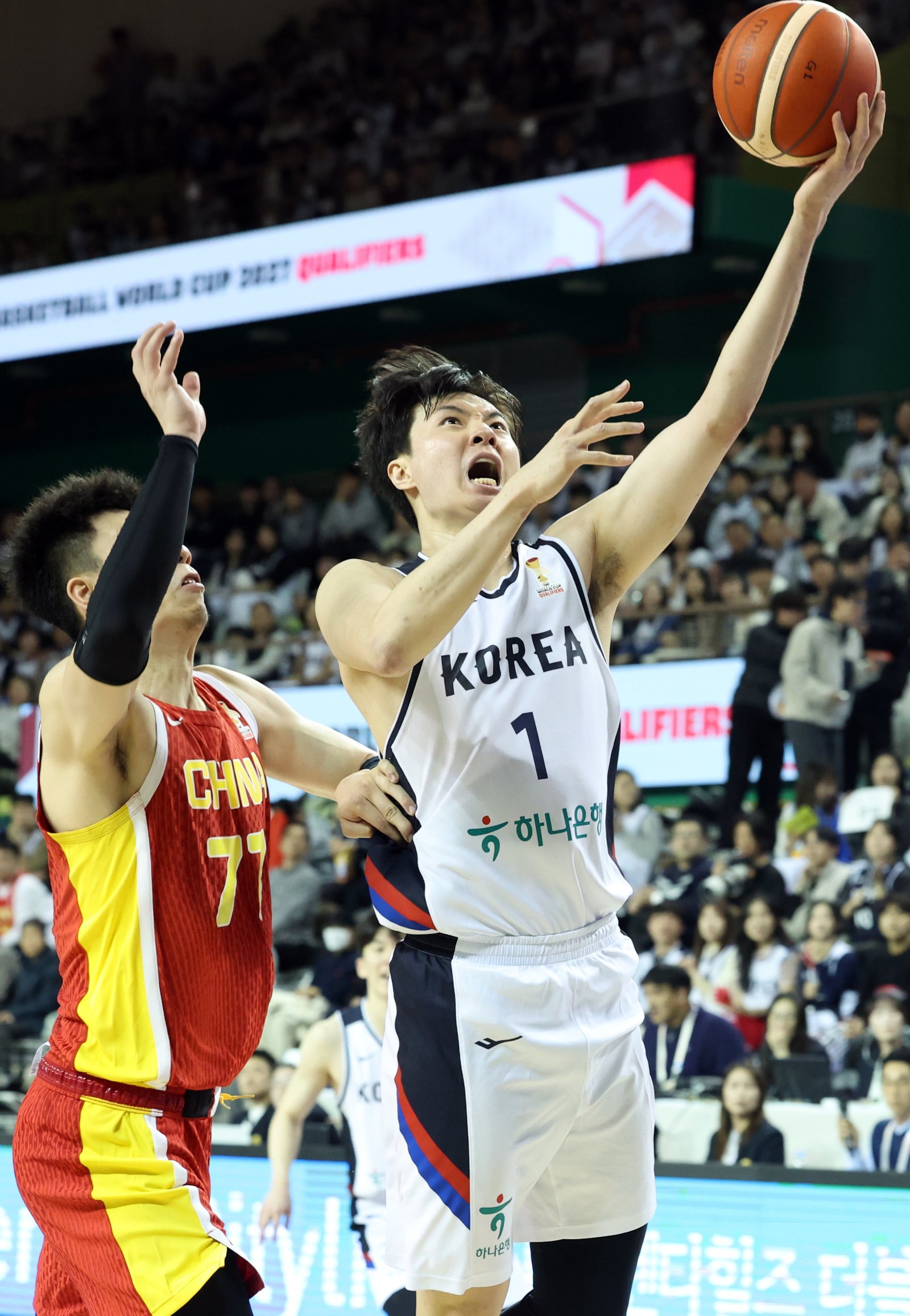 1일 강원도 원주시 동부DB프로미 아레나에서 열린 2027 국제농구연맹(FIBA) 월드컵 아시아 예선 1라운드 B조 2차전에서 이현중이 골밑슛을 하고 있다. 한편 지난달 28일 한국은 중국 베이징에서 열린 1차전 원정 경기에서 중국을 80-76으로 격파했다. 2025.12.1/뉴스1