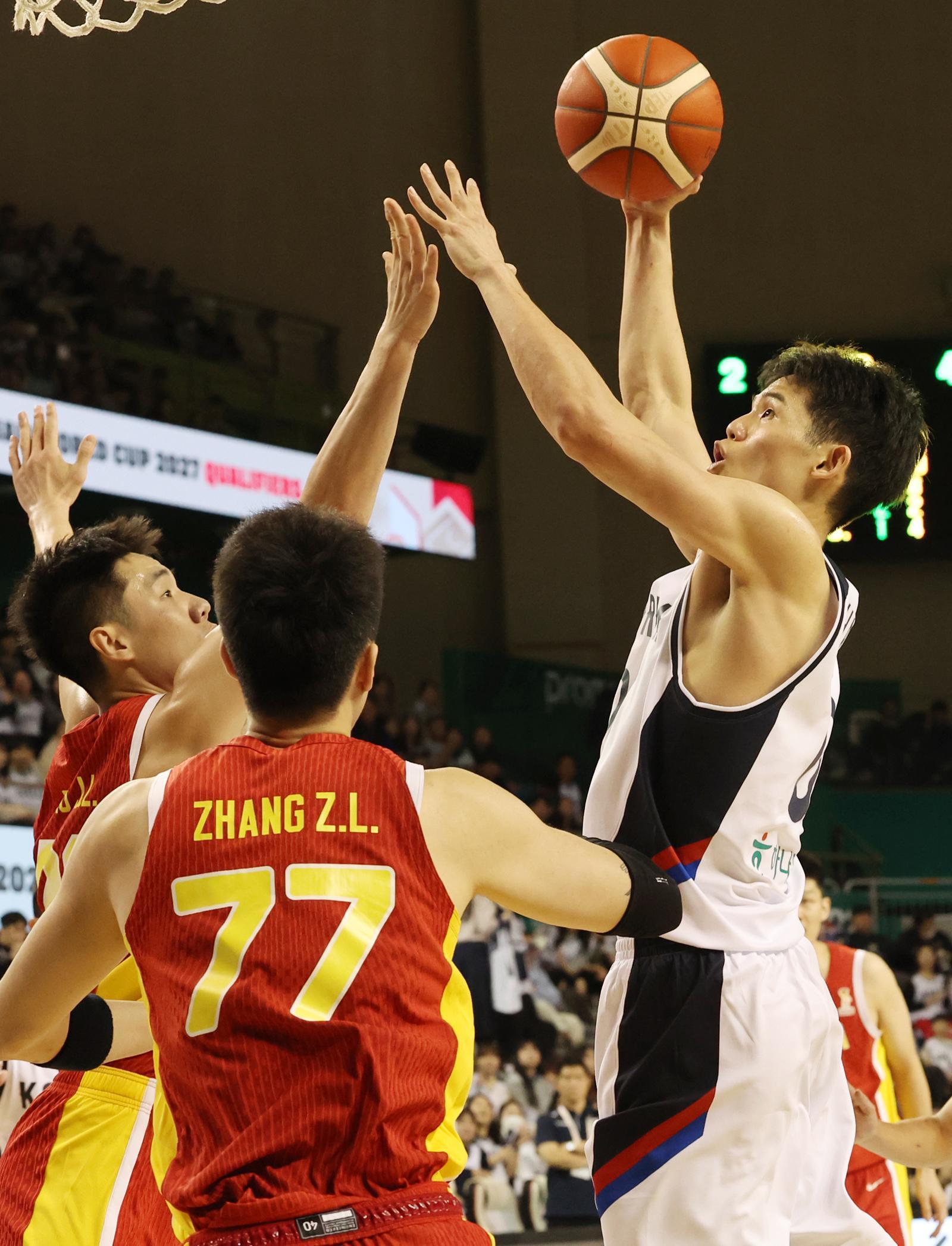 1일 강원도 원주시 동부DB프로미 아레나에서 열린 2027 국제농구연맹(FIBA) 월드컵 아시아 예선 1라운드 B조 2차전에서 하윤기가 슛을 하고 있다. 한편 지난달 28일 한국은 중국 베이징에서 열린 1차전 원정 경기에서 중국을 80-76으로 격파했다. 2025.12.1/뉴스1