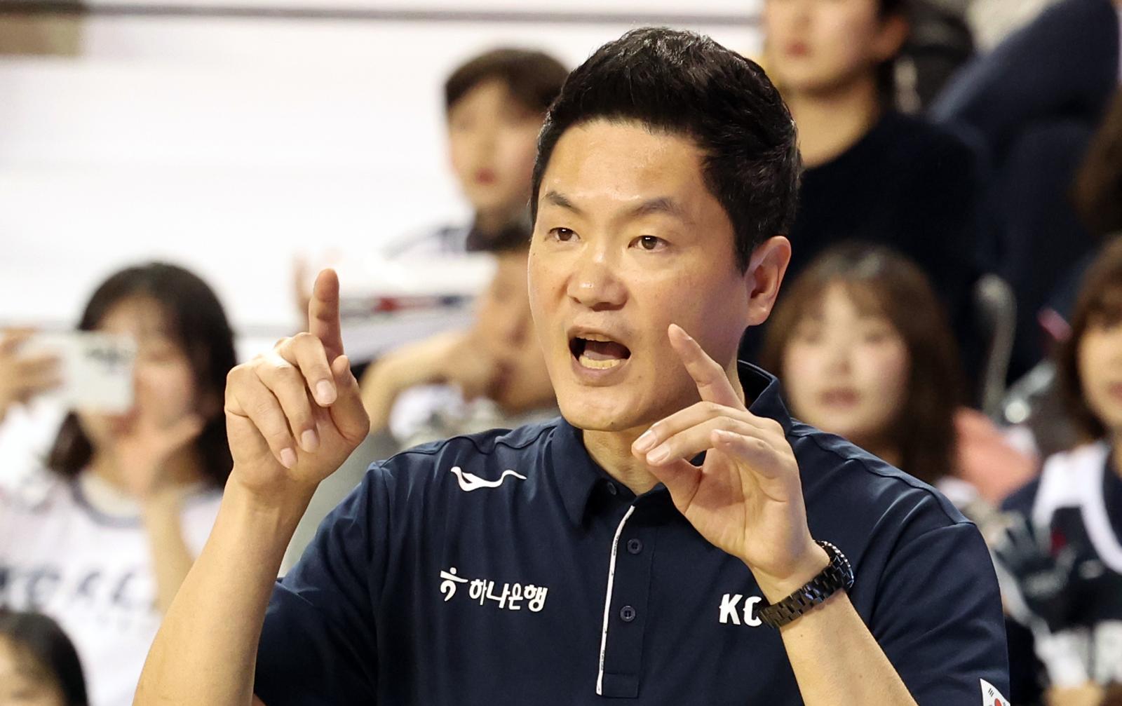 1일 강원도 원주시 동부DB프로미 아레나에서 열린 2027 국제농구연맹(FIBA) 월드컵 아시아 예선 1라운드 B조 2차전에서 전희철 감독이 작전지시를 하고 있다. 한편 지난달 28일 한국은 중국 베이징에서 열린 1차전 원정 경기에서 중국을 80-76으로 격파했다. 2025.12.1/뉴스1