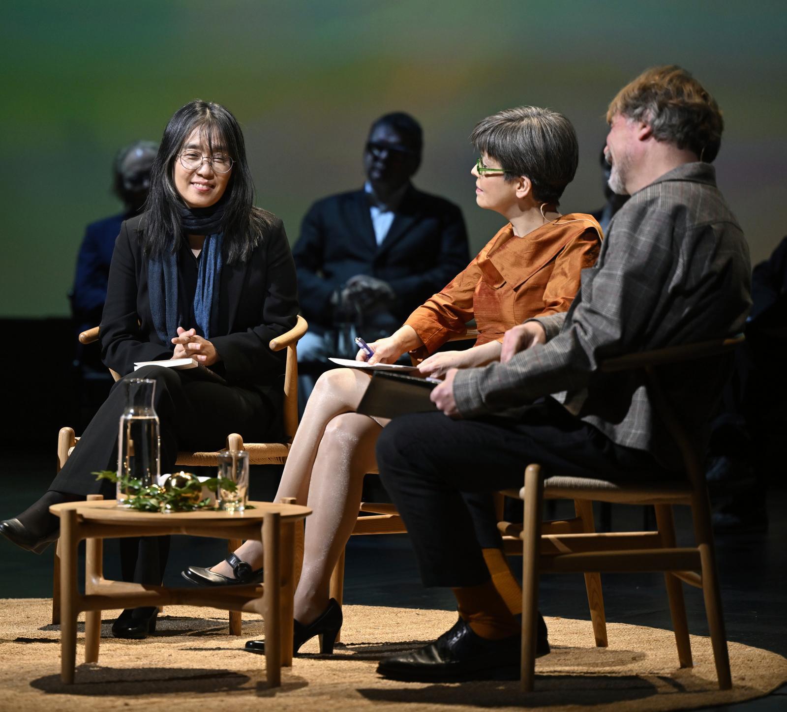 2024년 노벨 문학상 수상자인 한강 작가(왼쪽)가 지난해 12월 스웨덴 스톡홀름에서 열린 ‘노벨 낭독의 밤’ 행사에 참여해 참석자들과 대담하고 있다. 한강은 이날 관객 700여 명 앞에서 소설 ‘희랍어 시간’ 일부를 낭독했다. 스톡홀름=AP