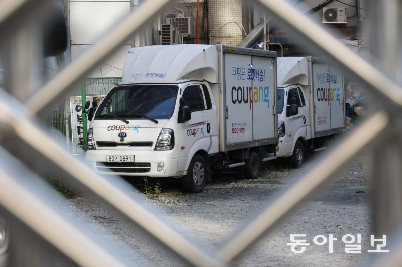 1일 서울 중구의 한 차고지에 쿠팡 물류차량이 주차돼 있디. 박형기 기자 oneshot@donga.com