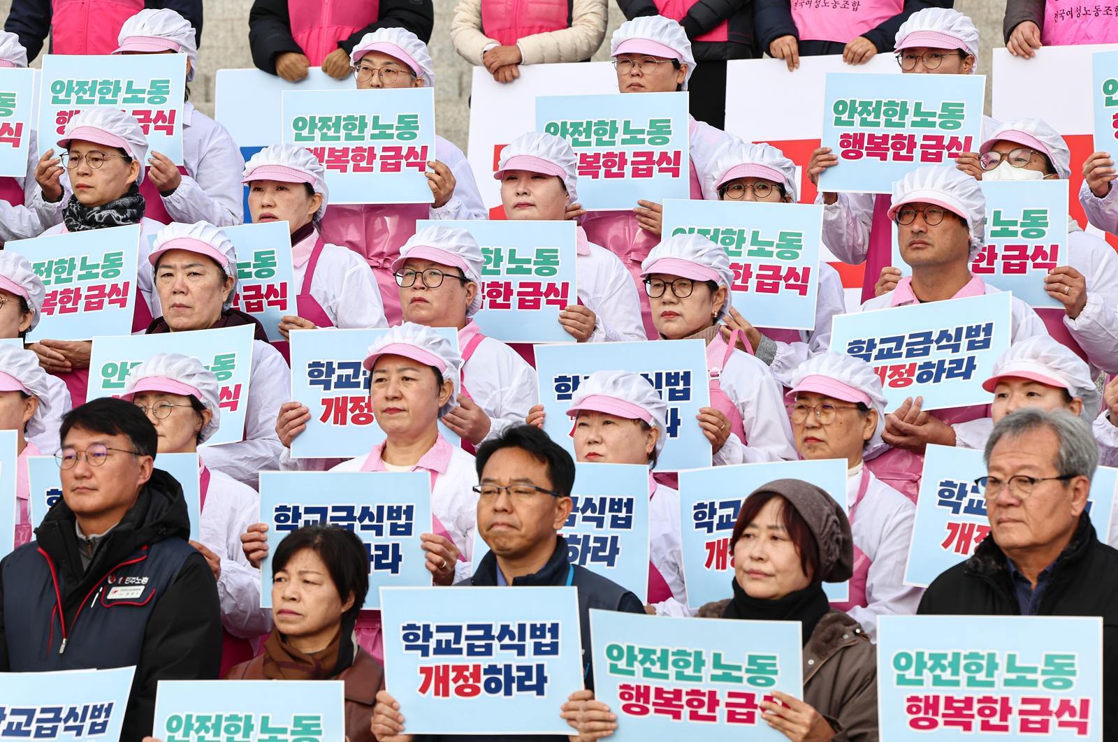 안전한 노동 행복한 급식 100만 청원운동본부 활동가들 26일 서울 영등포구 국회 본청 앞 계단에서 학교급식법 전면개정 촉구 기자회견을 하고 있다. 2025.11.26 뉴스1