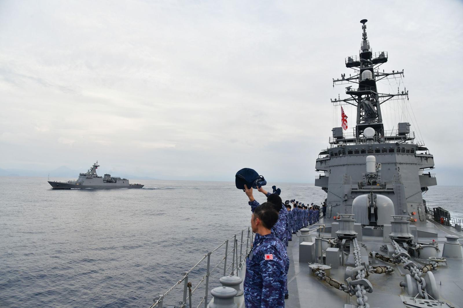 지난달 29일 일본 해상자위대 대원들이 남중국해에서 필리핀 함정으로 추정되는 선박에 손을 흔들어 보이고 있다. 사진 출처 일본 방위성 통합막료감부 ‘X’