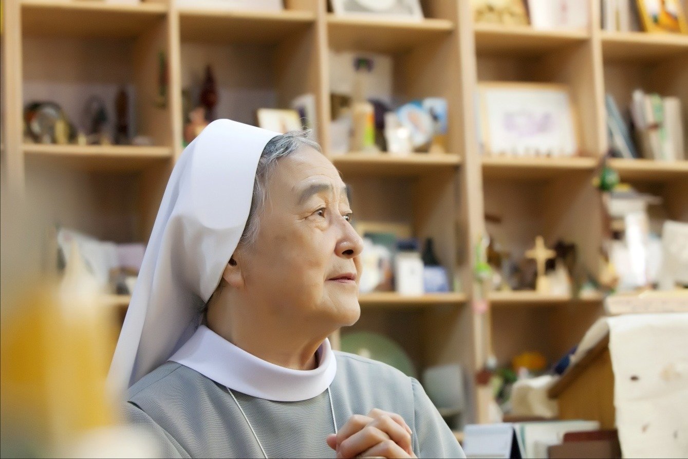 이해인 수녀는 “첫 책을 낼 땐 이렇게 많이 알려진 작가가 될 거라곤 꿈도 안 꿨다. 민들레가 사방에 날아다니는 ‘유명세’ 탓에 마음 아프고 힘든 일도 있었다”며 “그래도 결국 민들레를 통해 수녀원에 온 수녀님들도 있다. 사람들에게 기쁨의 역할을 했구나, 역사적으로 상징이 됐구나 싶다”고 했다. 마음산책 제공 ⓒ최충식