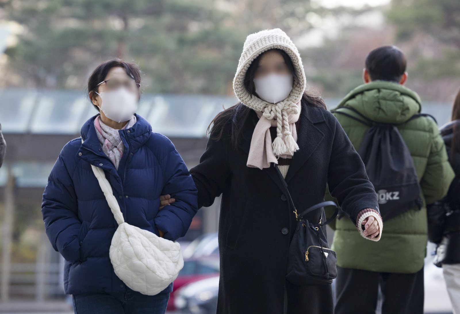 영하권 추위를 기록한 28일 오전 서울 여의도 버스환승센터에서 시민들이 출근길에 나서고 있다. 2025.11.28. [서울=뉴시스]