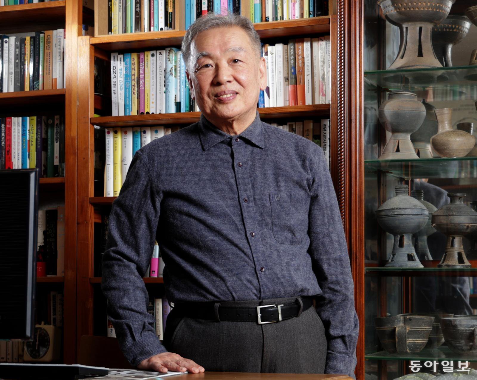 그릇을 모아둔 경기 용인시 자택의 진열장 앞에 선 이재열 경북대 명예교수. 이 교수는 “음식 문화를 제대로 얘기하려면 맛뿐 아니라 음식의 보관과 온도 유지 등에 필수적인 그릇까지도 포함해야 한다”고 했다. 용인=변영욱 기자 cut@donga.com