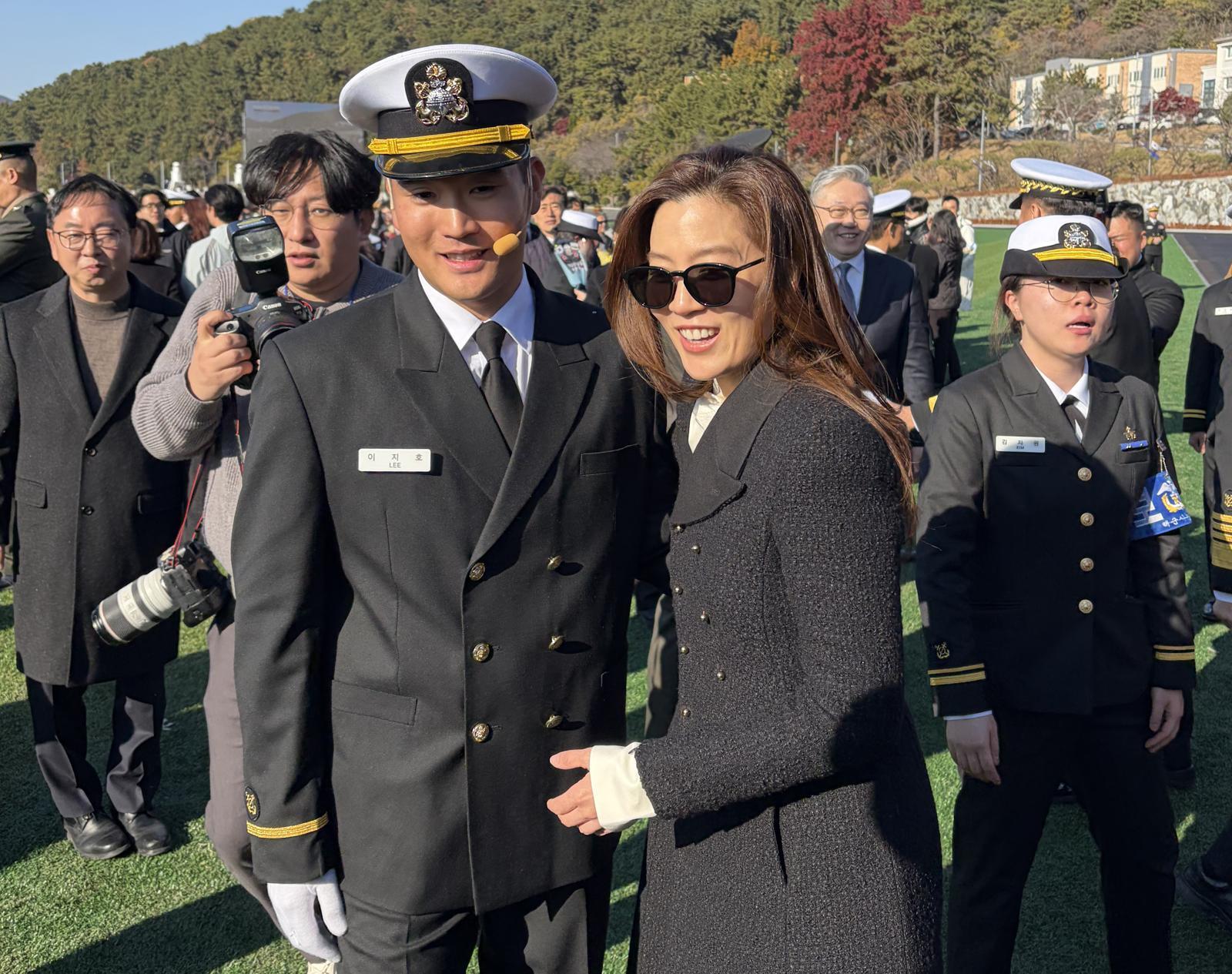 임세령 대상그룹 부회장이 지난달 28일 경남 창원시 해군사관학교에서 열린 제139기 해군·해병대 사관후보생 수료 및 임관식에서 장남 이지호 씨와 기념촬영을 하고 있다. 뉴스1