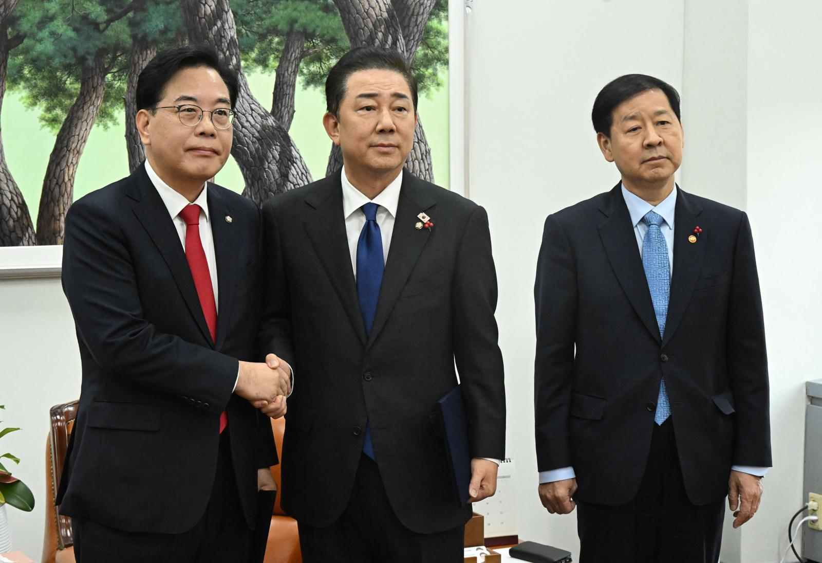 송언석 국민의힘 원내대표(왼쪽부터), 김병기 더불어민주당 원내대표, 구윤철 부총리 겸 기획재정부 장관이 2일 서울 여의도 국회에서 2026년도 예산안 처리를 위한 합의문에 서명을 마치고 악수하고 있다. 2025.12.2 사진공동취재단