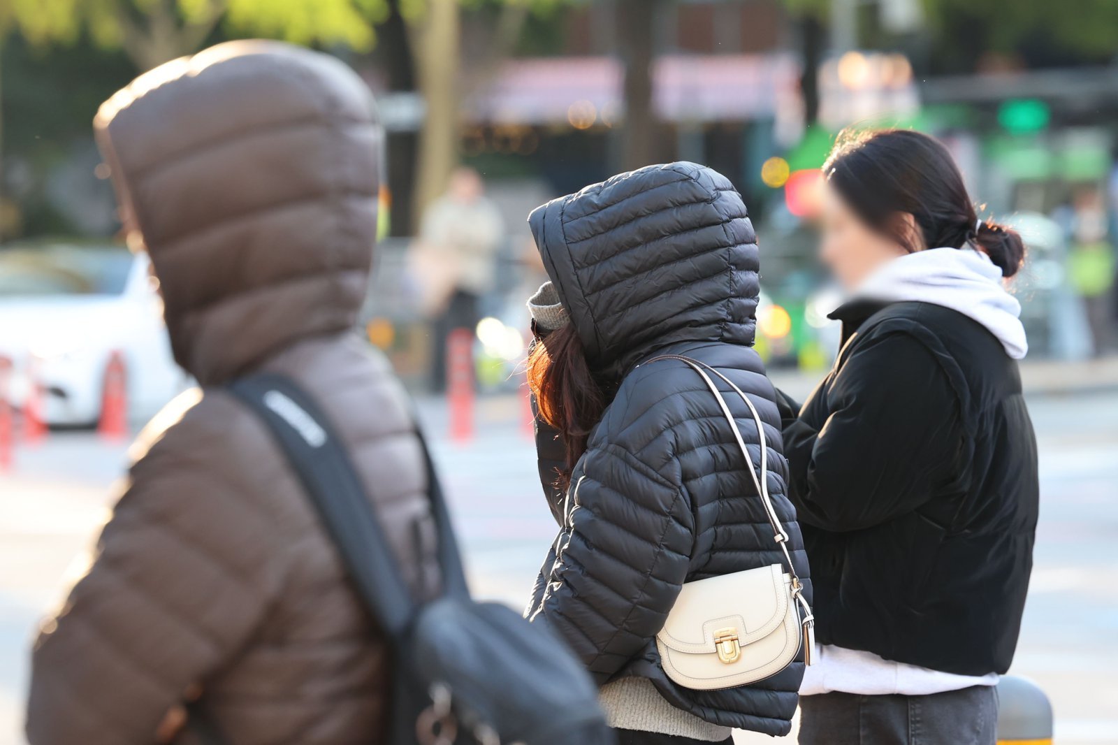 서울 아침 최저기온이 1도까지 떨어지며 첫 한파특보가 발령된 3일 오전 서울 종로구 광화문 네거리에서 직장인들이 출근하고 있다. 2025.11.03. [서울=뉴시스]