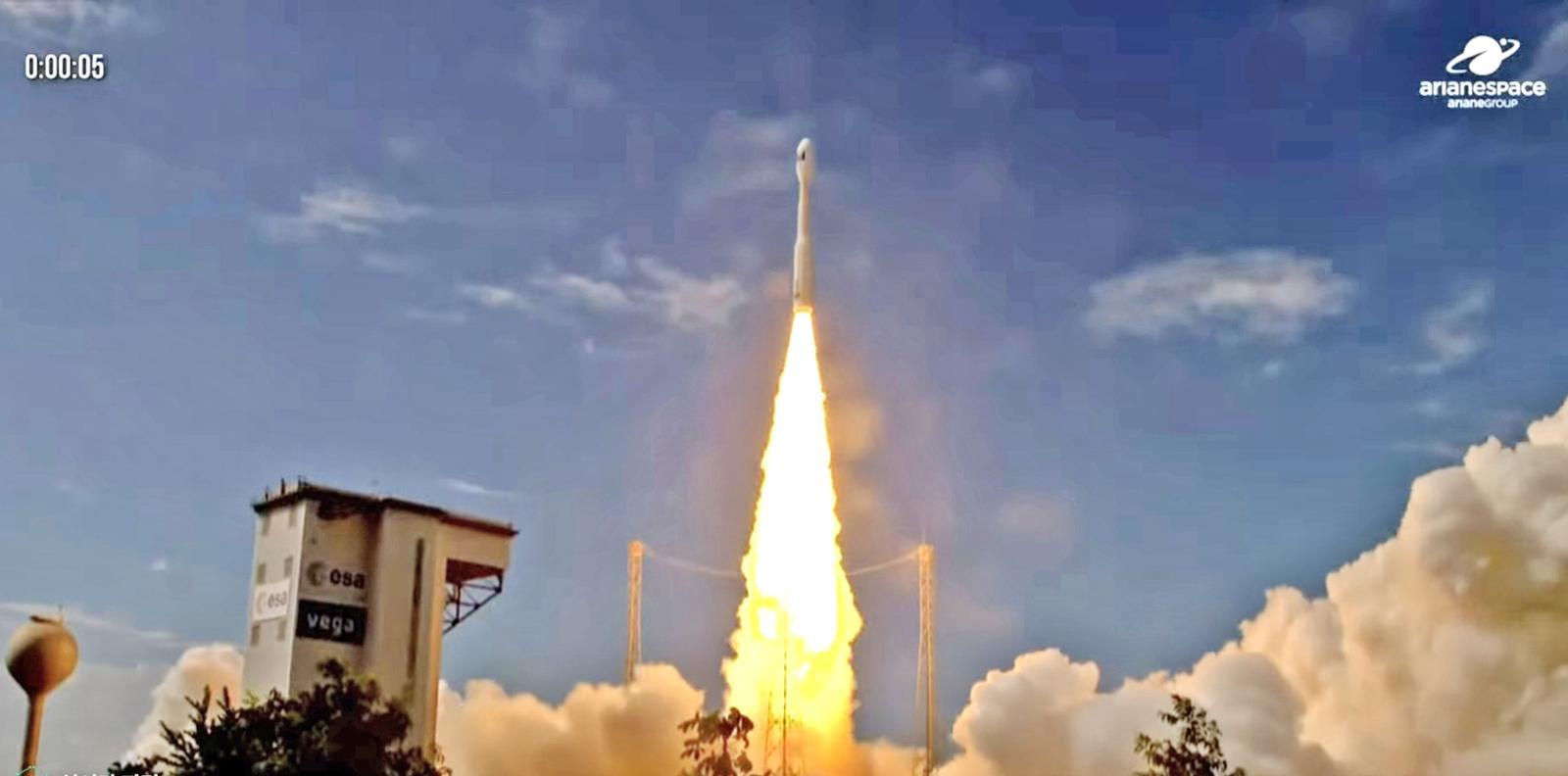 국내 자체 기술로 개발한 초고해상도 관측위성 아리랑 7호가 2일 새벽 2시 21분(한국 시간) 남미 프랑스령 기아나 쿠루 기아나우주센터에서 아리안스페이스 베가-C에 탑재돼 발사되고 있다. (아리안스페이스 유튜브 화면 캡처) 뉴스1