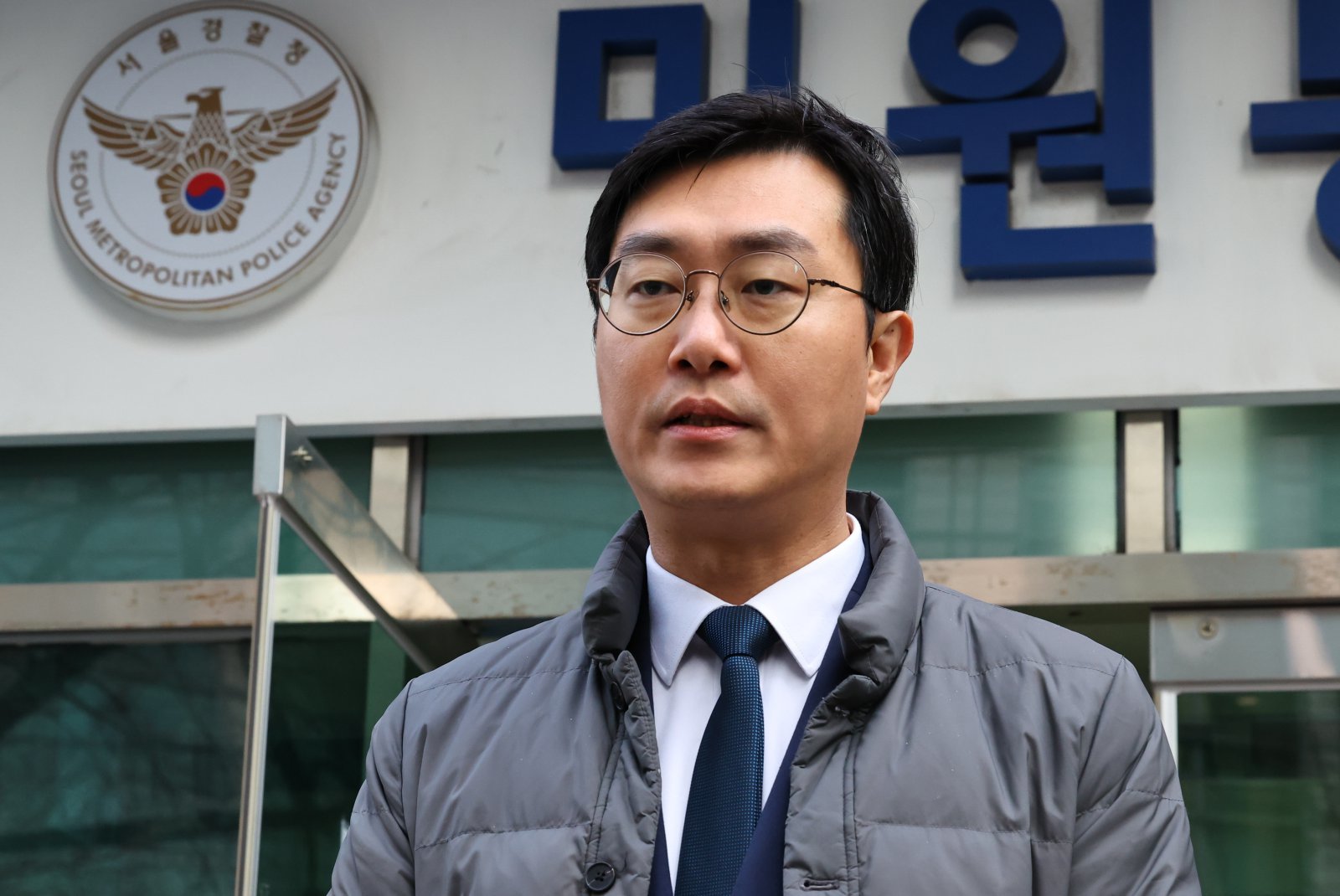 장경태 더불어민주당 의원이 2일 오전 종로구 서울경찰청 민원실 앞에서 자신을 성추행 의혹으로 고발한 고소인을 무고 및 폭행 등으로 고소·고발장 제출 후 기자들의 질문에 답하고 있다. 2025.12.02 [서울=뉴시스]