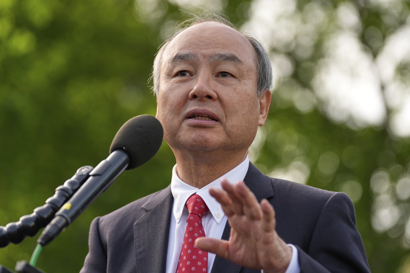 손정의(일본명 손 마사요시) 일본 소프트뱅크그룹(SBG) 회장 겸 사장이 지난 4월 30일(현지 시간) 미국 워싱턴 백악관 웨스트윙 밖에서 연설하고 있다. 2025.04.30 워싱턴=AP/뉴시스