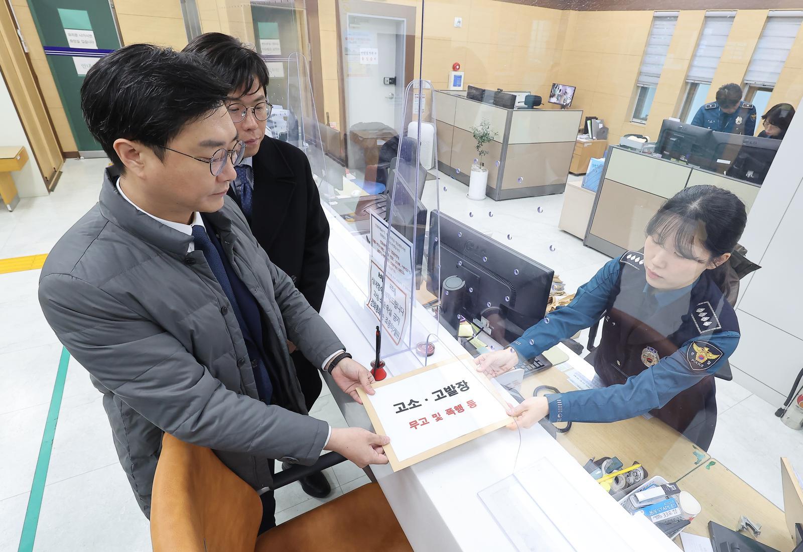 더불어민주당 장경태 의원이 2일 오전 자신을 성추행 의혹으로 고발한 고소인을 무고 및 폭행 등으로 고소·고발하기 위해 서울경찰청 민원실을 방문, 고소, 고발장을 접수하고 있다. (공동취재) 뉴스1