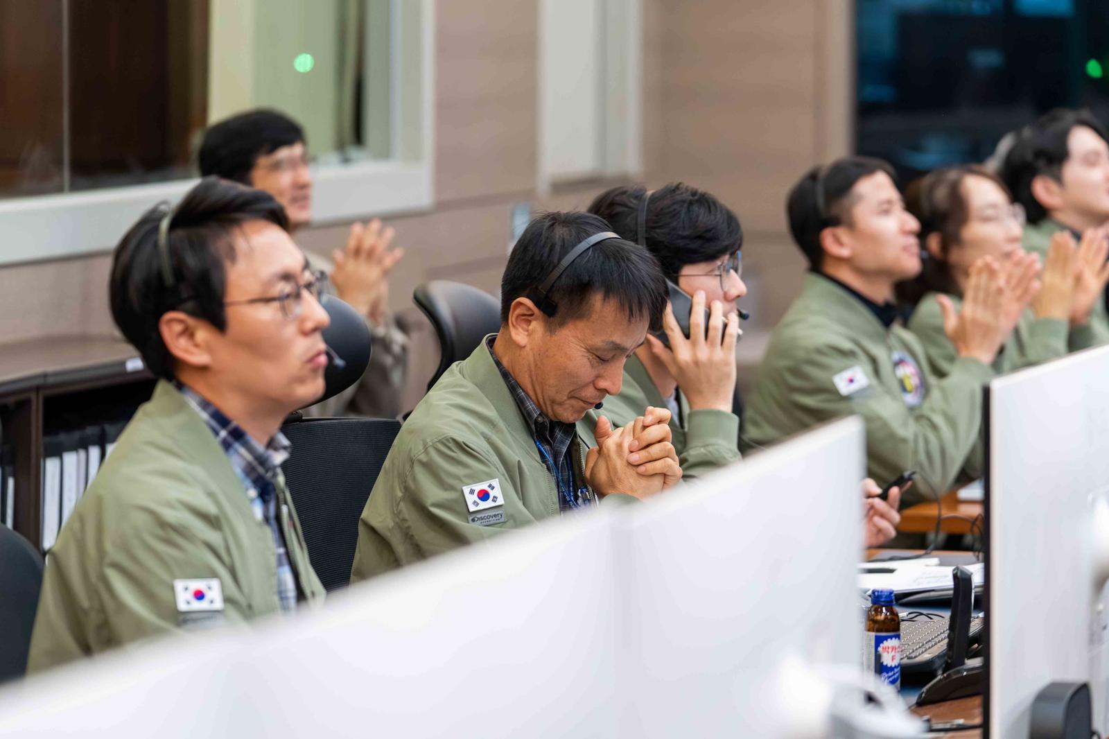 2일 대전 한국항공우주연구원 위성종합관제실에서 한 연구진이 다목적실용위성 ‘아리랑’ 7호의 성공적인 발사를 위해 기도하고 있다. (한국항공우주연구원 제공) 2025.12.2/뉴스1