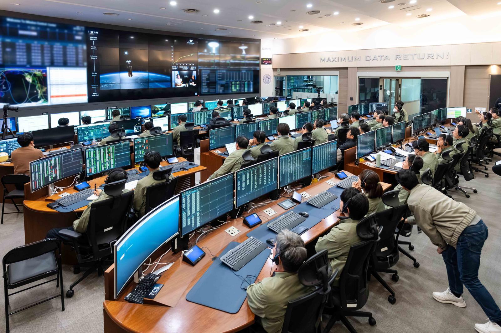 2일 대전 한국항공우주연구원 위성종합관제실에서 위성종합관제실에서 연구진들이 다목적실용위성 7호 ‘아리랑’의 관제 작업을 수행하고 있다. (한국항공우주연구원 제공) 2025.12.2/뉴스1