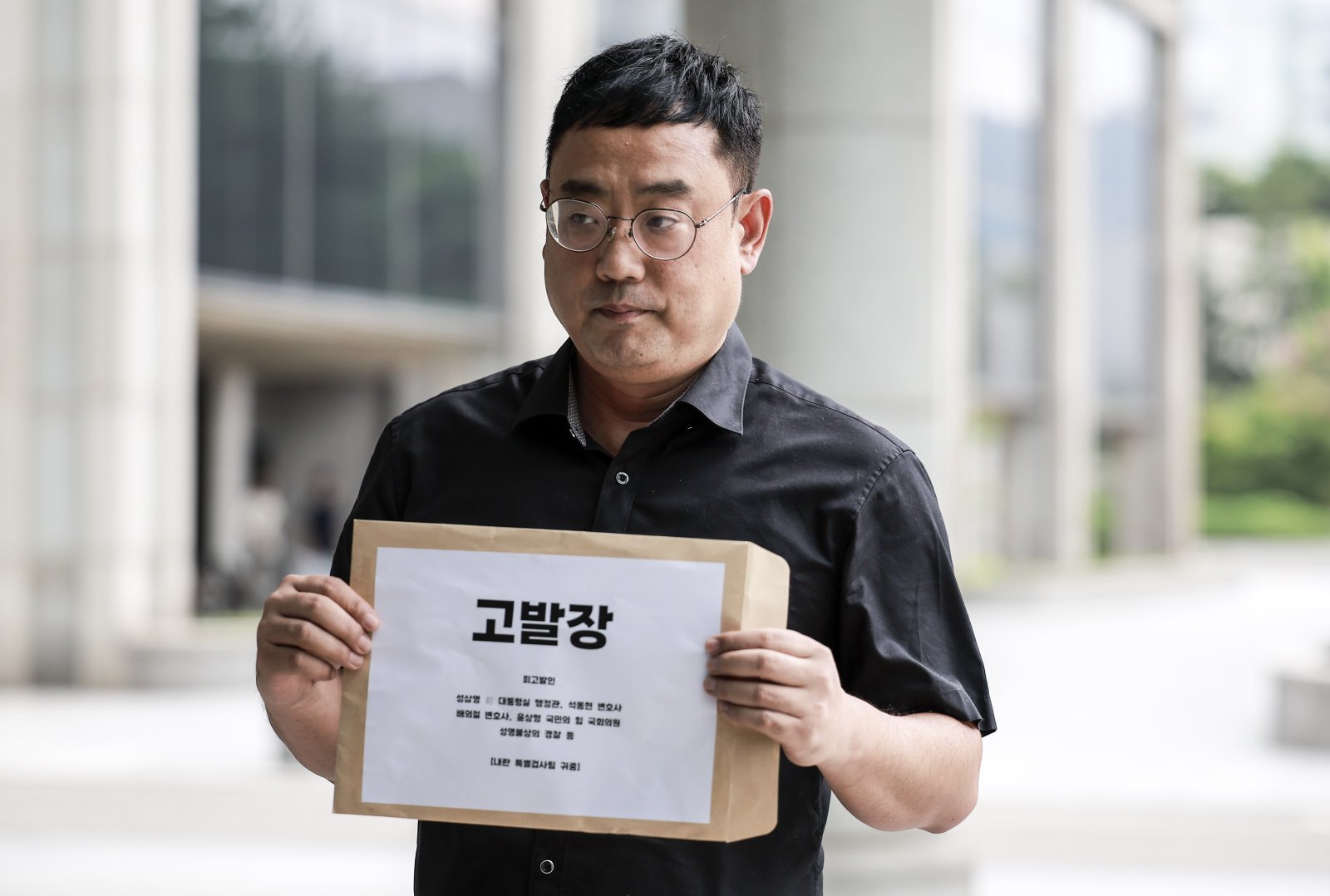 변희재 미디어워치 대표가 11일 서울 서초구 서울고등검찰청에 마련된 내란특검 사무실에 성삼영 전 대통령실 시민사회수석실 행정관 등을 고발하기에 앞서 입장을 밝히고 있다. 2025.08.11. [서울=뉴시스]