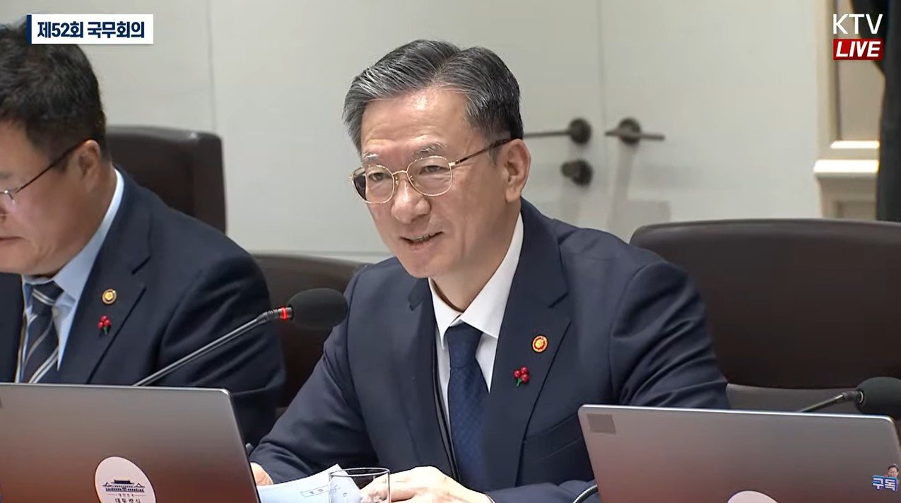 정성호 법무부 장관이 2일 서울 용산 대통령실에서 열린 국무회의에서 이 대통령의 말을 들으며 웃고 있다. 이 대통령 유튜브 채널 영상 캡처