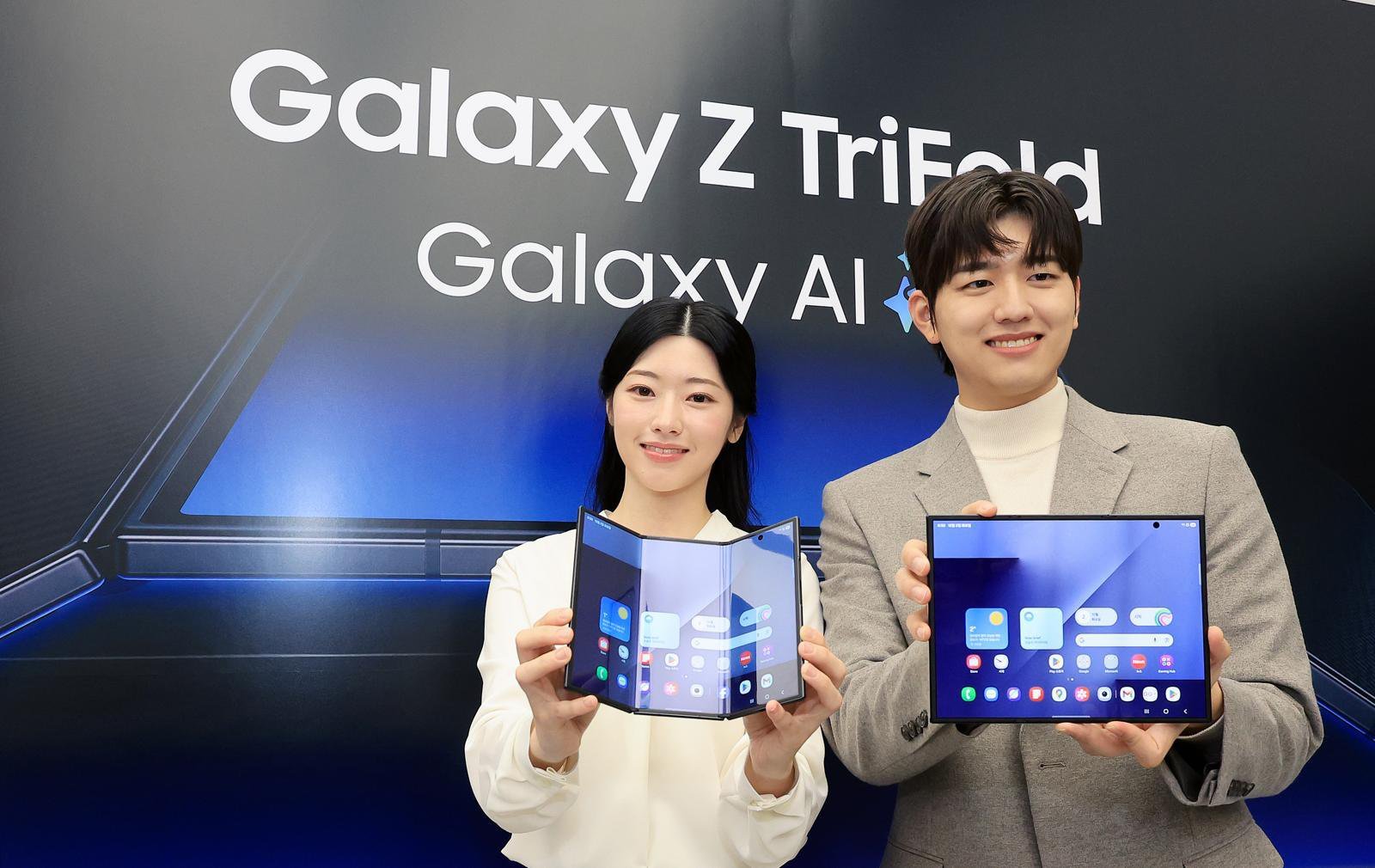 2일 서울 서초구 삼성 강남에서 열린 ‘삼성전자 갤럭시Z 트라이폴드 출시 미디어데이’에서 모델들이 갤럭시Z트라이폴드를 선보이고 있다. 2025.12.2 뉴스1