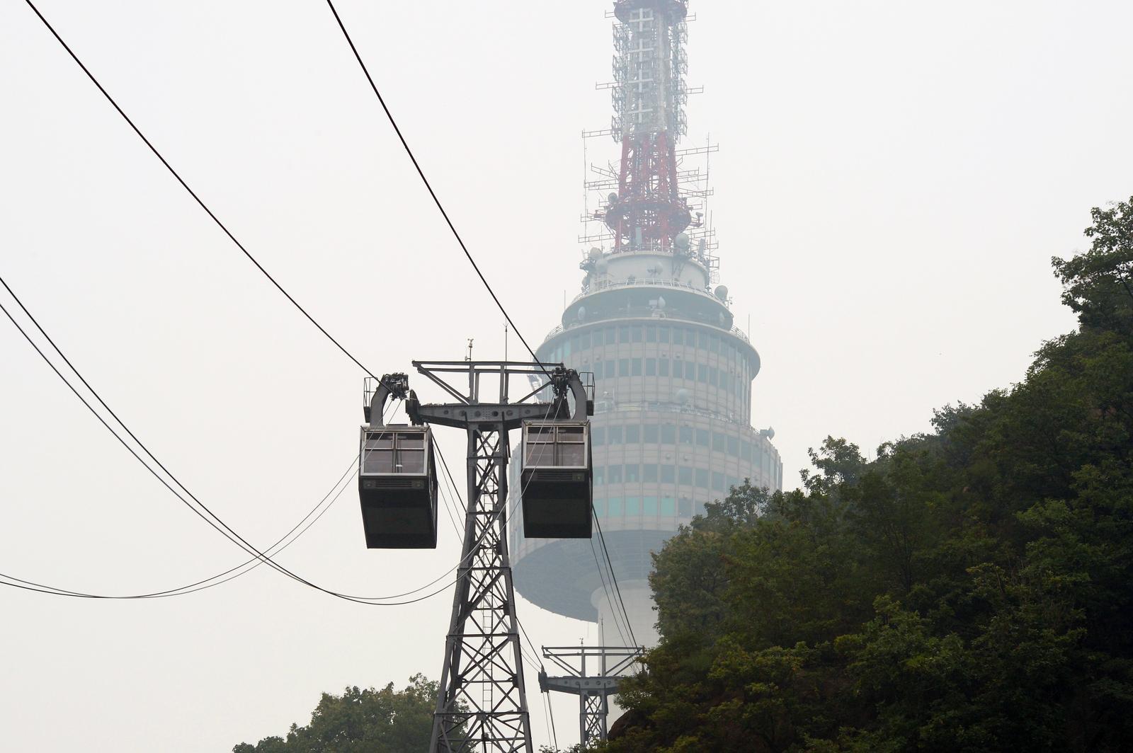 서울 중구 회현동 남산에서 케이블카가 운행하고 있다. 2014.8.13/뉴스1