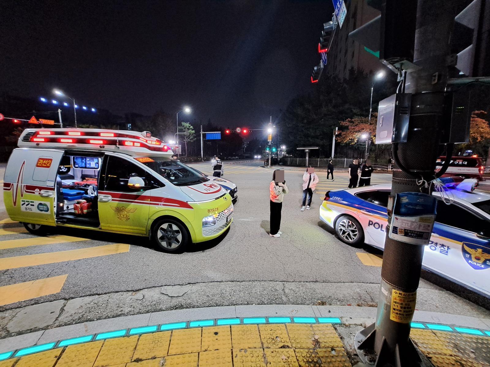 경기 수원시 영통구 매탄동 한 도로에서 자전거를 탄 초등학생이 차량에 깔리는 사고를 당하자 시민들이 차량을 들어올려 구조한 현장 모습. (독자 제공) ⓒ뉴시스