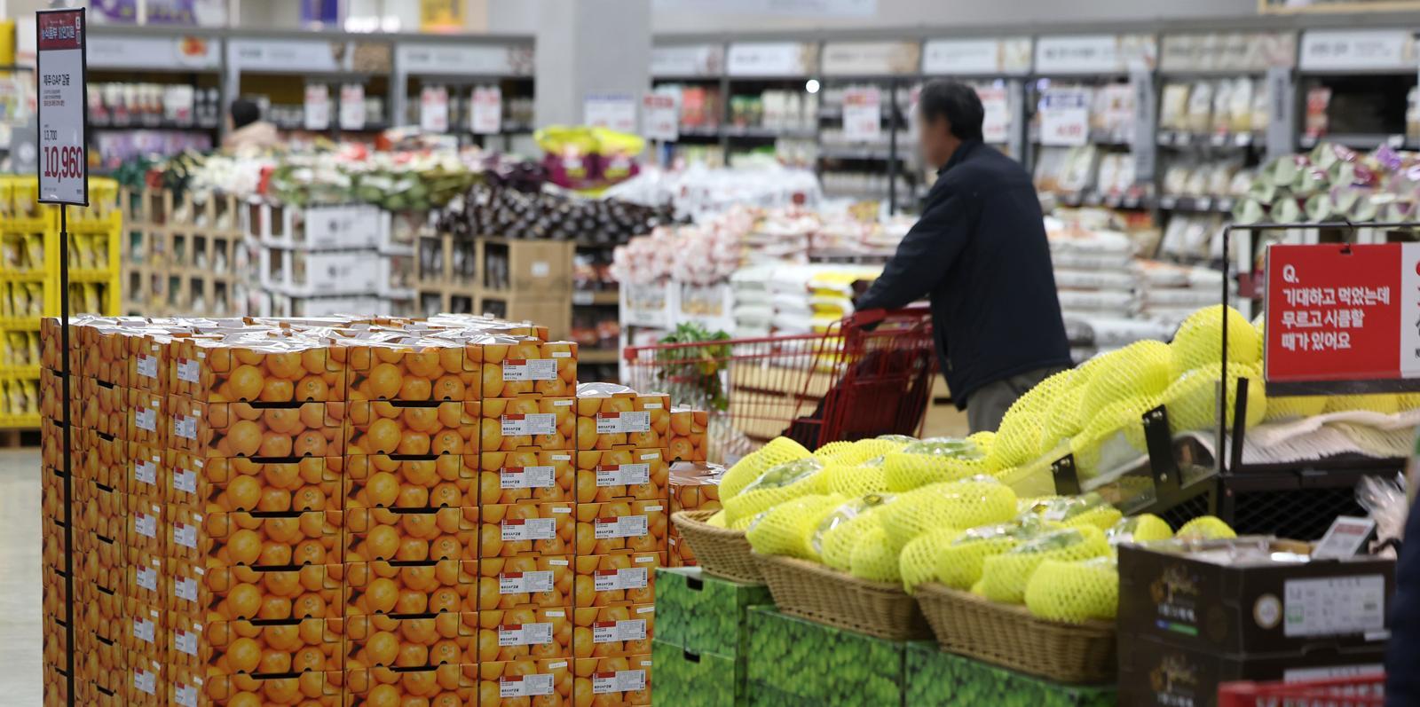 환율 급등으로 소비자물가 상승률이 2개월 연속 2% 중반대를 기록했다. 석유류 및 농축수산물 가격이 5%대 상승률을 나타냈고 가공식품과 외식 등 항목도 고공행진을 이어갔다. 사진은 2일 서울 소재 대형 유통매장에서 고객들이 장을 보고 있는 모습. 2025.12.02. 뉴시스