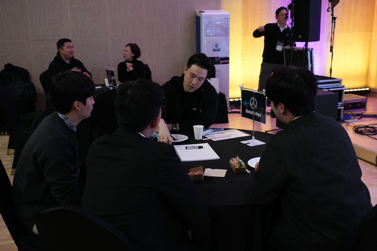 대·중견기업 오픈 이노베이션 담당자와 스타트업 관계자가 이야기를 나누는 모습 / 출처=IT동아