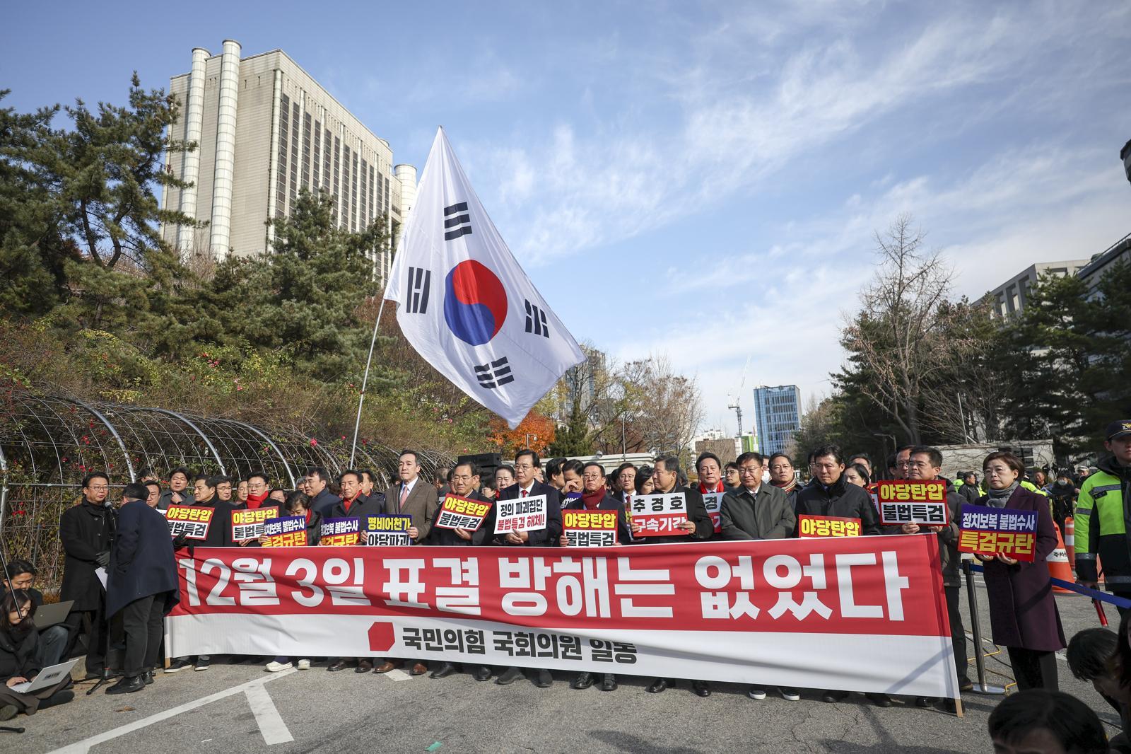 장동혁 국민의힘 대표와 송언석 원내대표 비롯한 소속 의원들이 2일 서울 서초구 서울중앙지방법원에서 추경호 의원 구속영장 청구 규탄대회를 하고 있다. 2025.12.02.