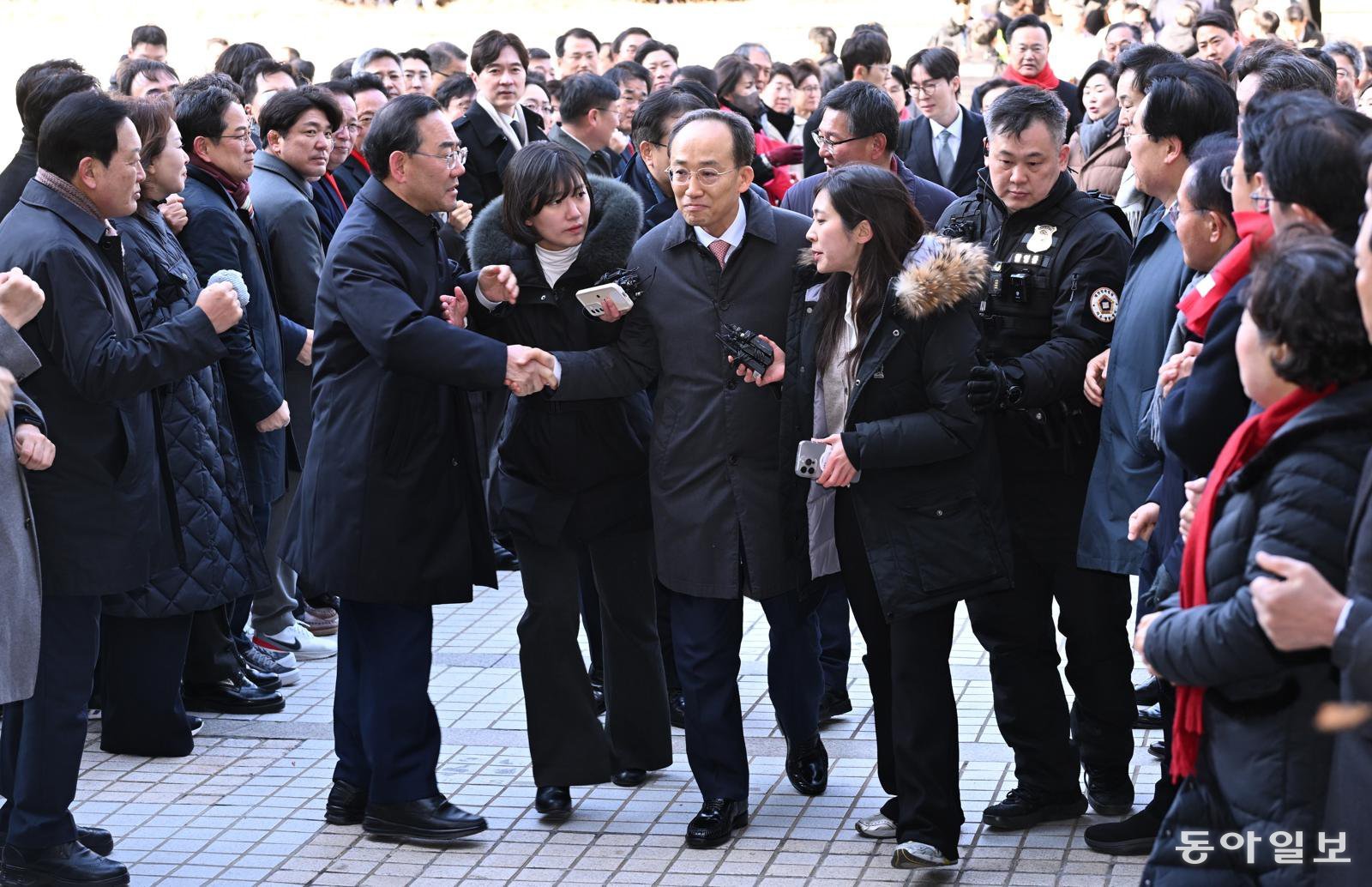 추경호 국민의힘 의원이 2일 서울 서초구 서울중앙지방법원에서 열린 구속 전 피의자 심문(영장실질심사)에 출석하며 국민의힘 의원들의 응원을 받고 있다. 2025. 12. 2. 이한결 기자 always@donga.com