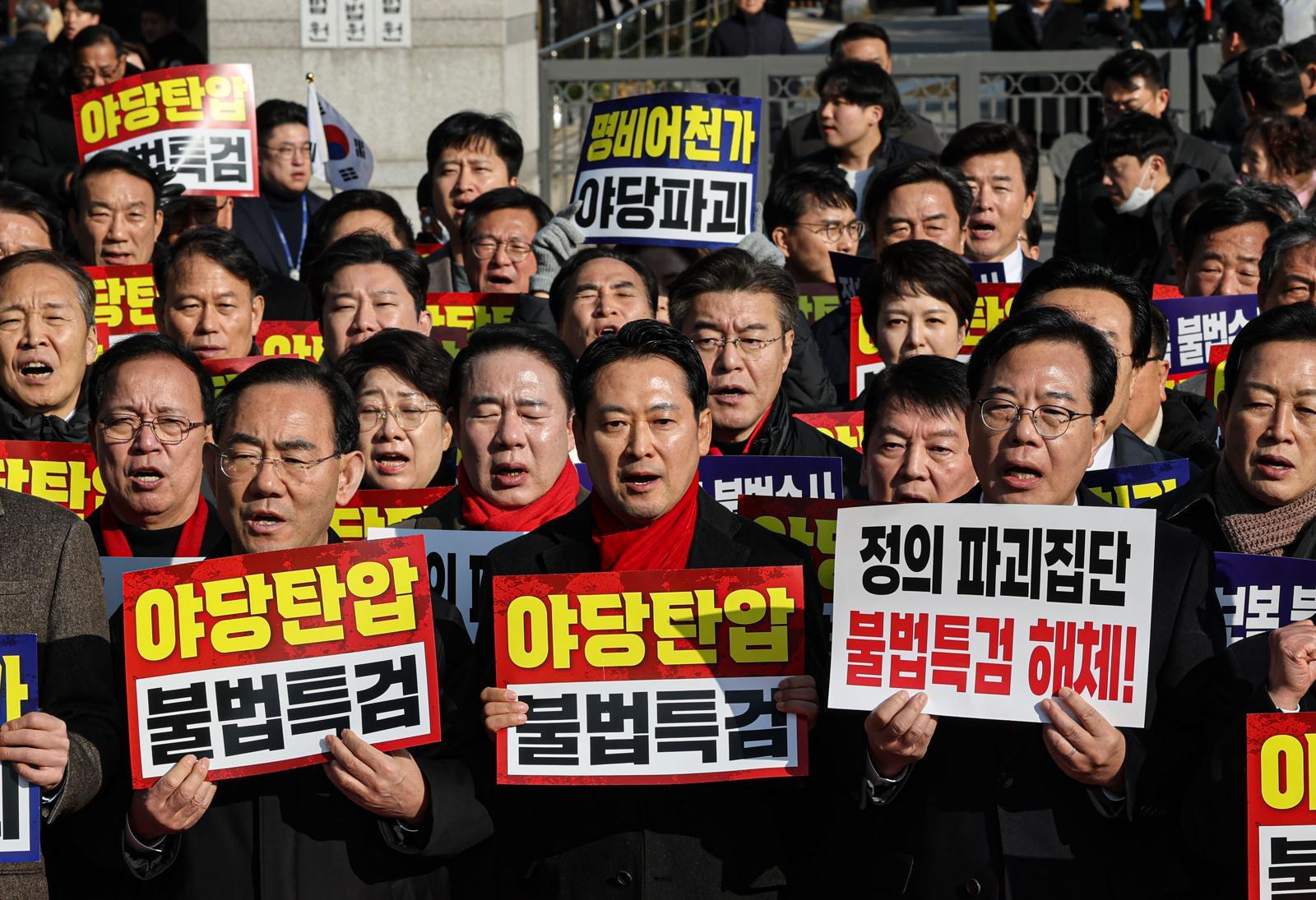 장동혁 대표와 송언석 원내대표를 비롯한 국민의힘 의원들이 2일 오후 서초구 서울중앙지방법원 앞에서 열린 추경호 의원 구속심사 규탄대회에서 구호를 외치고 있다. 이한결 기자 always@donga.com