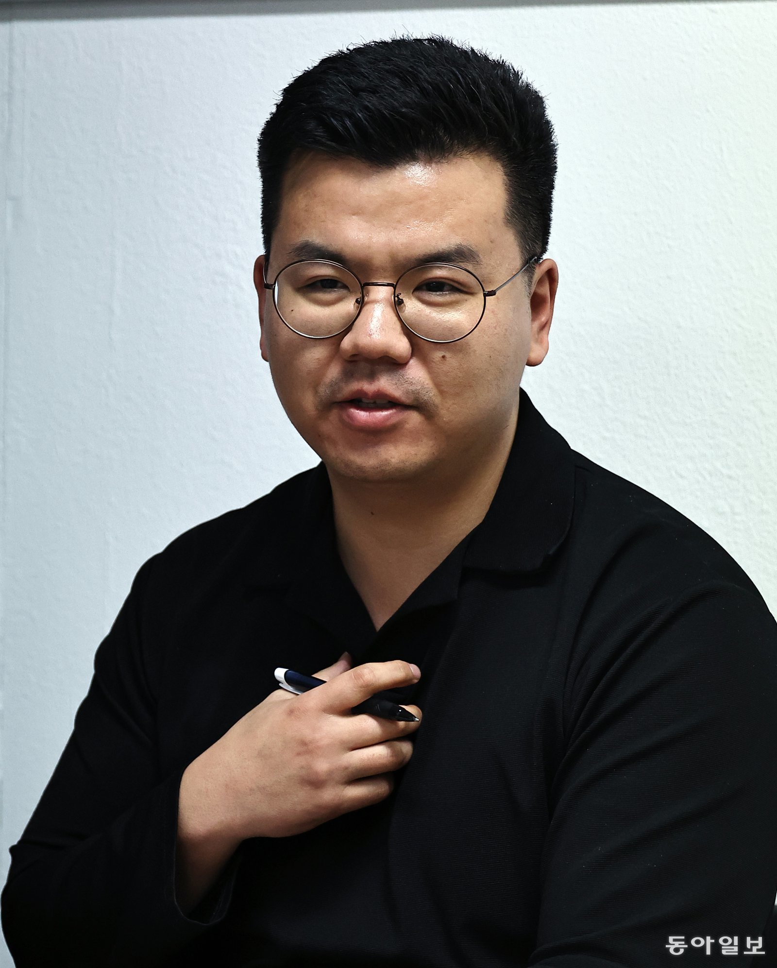 12·3 계엄 당시 국회로 향하며 카카오톡 ‘나와의 채팅’에 유서와도 같은 메시지를 남겼던 강영수 노무사(33)가 지난달 25일 자신의 사무실에서 당시 심경을 설명하고 있다. 강 노무사는 “잡혀가서 죽는 거 아닌지 걱정도 밀려왔지만, 태어나서 알던 대한민국이 무너질 거란 확신에 바로 국회로 갔다”고 했다. 양회성 기자 yohan@donga.com