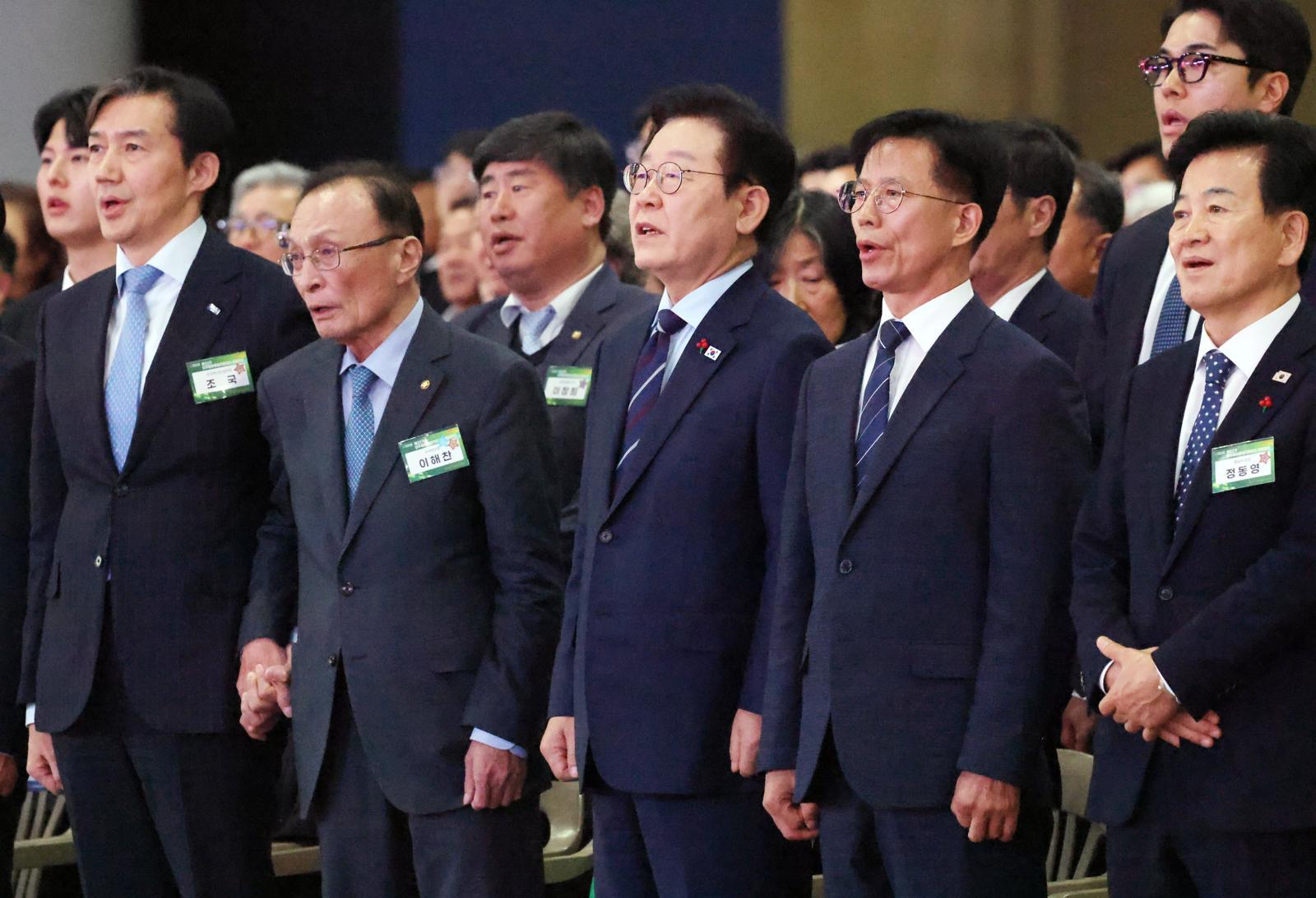 제22기 민주평화통일자문회의 출범식이 2일 경기도 고양시 킨텍스에서 열려 이재명 대통령이 참석자들과 함께 애국가를 제창 하고 있다. 2025.12.2. 대통령실사진기자단