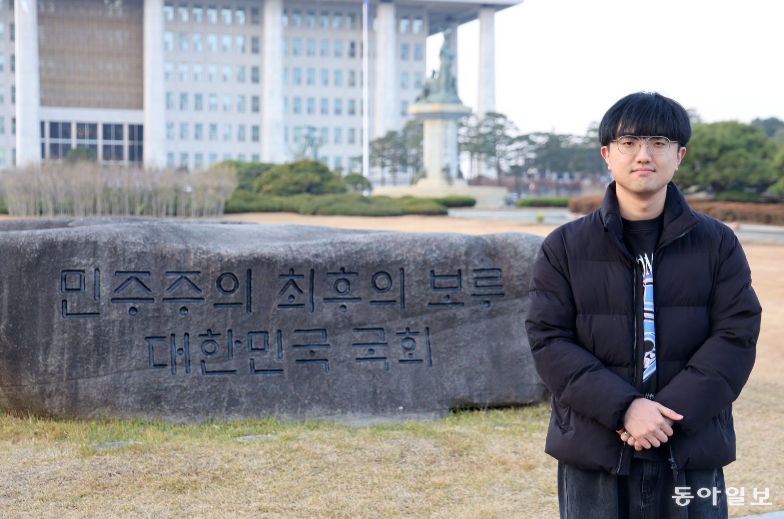 계엄 소식을 듣자마자 5분 만에 짐을 싸 국회로 향했던 대학원생 박민상 씨(25)가 지난달 26일 국회 계엄 해제 상징석 앞에서 인터뷰하고 있다. 박 씨는 “민주화의 공고한 탑이라 믿었던 것들이 얼마나 쉽게 무너질 수 있는지 뼈저리게 느꼈다”며 “공동체를 부정하는 시도에는 시민들이 단호하게 선을 그어야 한다”고 강조했다. 장승윤 기자 tomato99@donga.com