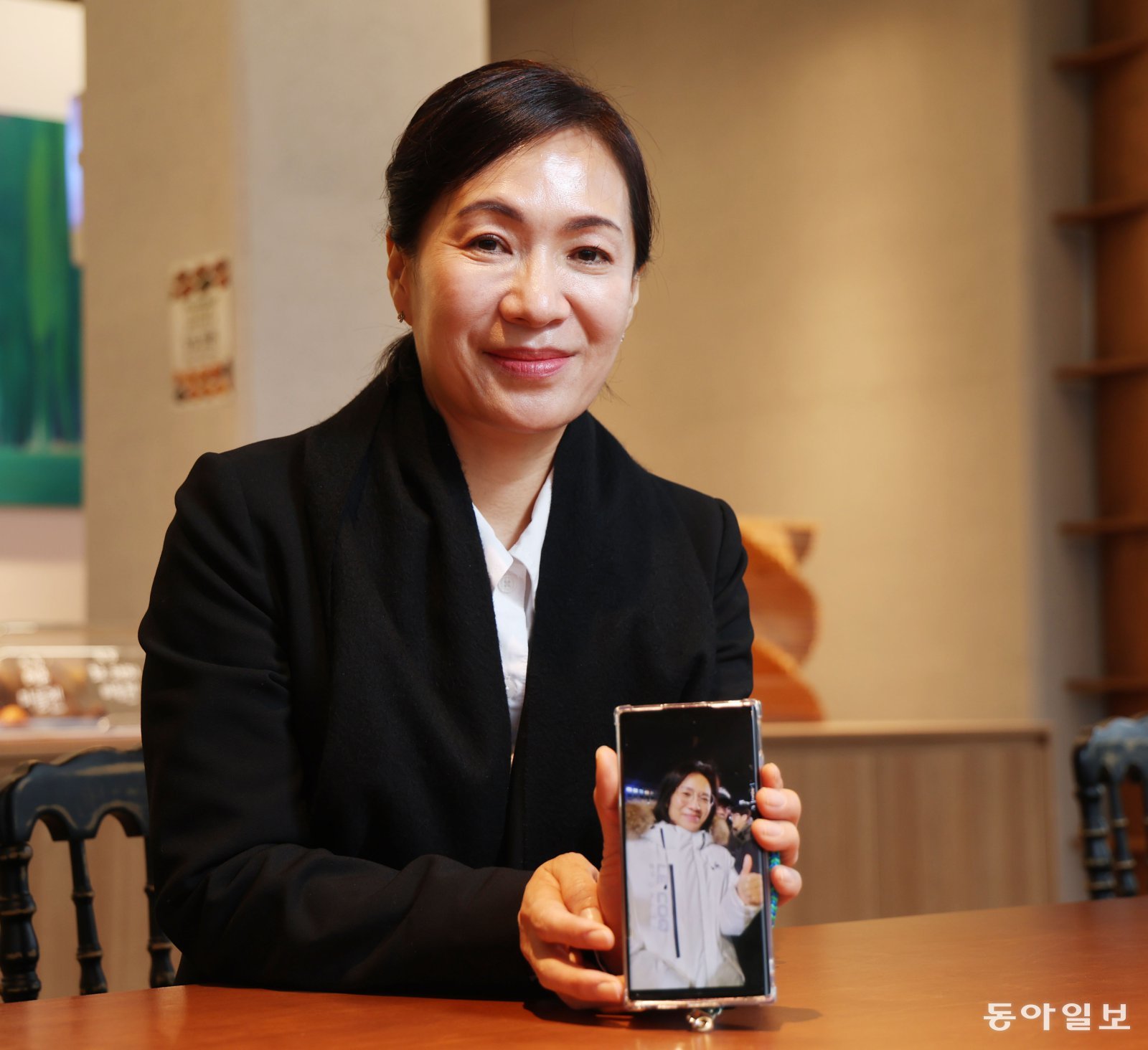 12·3 계엄 당일 국회 앞 현장에 있었던 네 자녀의 어머니인 오수정 씨(49)가 지난달 27일 용인구의 한 카페에서 당시 현장에서 찍은 본인 사진을 보여주며 당시 상황을 설명하고 있다. 오 씨는 “계엄령 선포 속보를 보고 ‘네 아이의 엄마로서 가만히 지켜볼 수만은 없다’는 생각으로 곧바로 국회로 향했다”고 말했다. 그는 “비슷한 상황이 다시 온다 해도 시민을 믿고 두려움 없이 나설 것”이라 말했다. 신원건 기자 laputa@donga.com