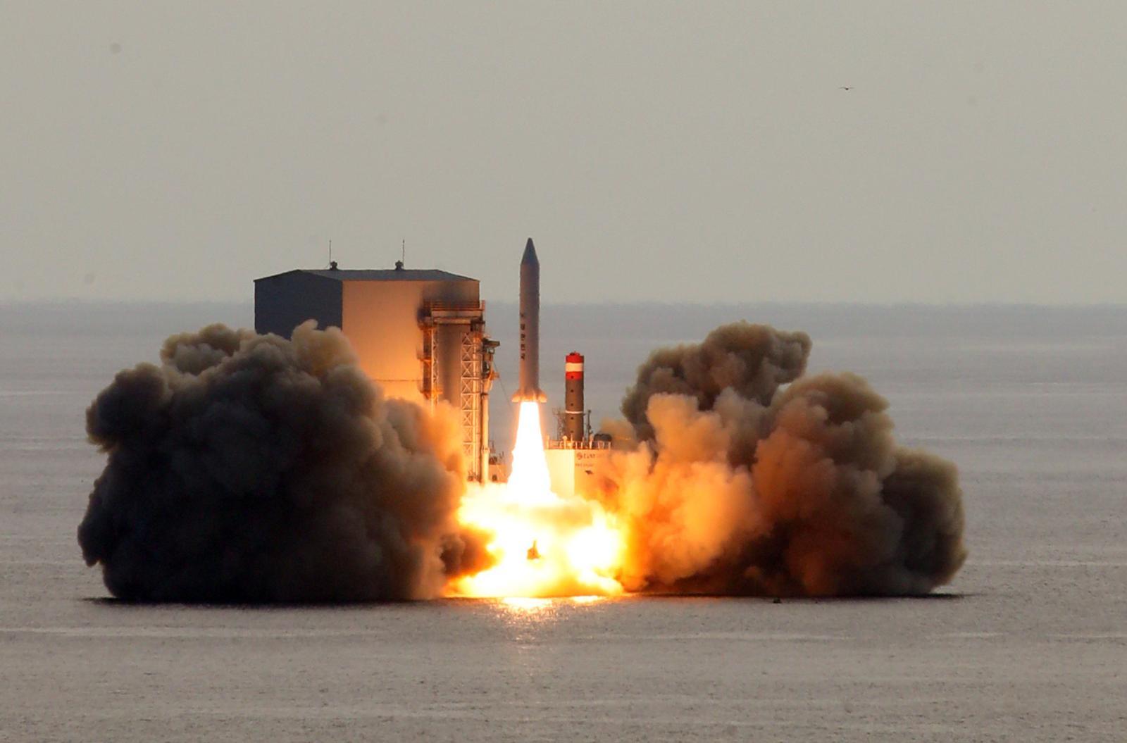 한화시스템이 자체 개발한 소형 SAR(합성개구레이다) 위성이 2023년 12월 4일  제주 남쪽 해상에서 국내 최초로 민간 주도로 발사됐다. 한화시스템 제공