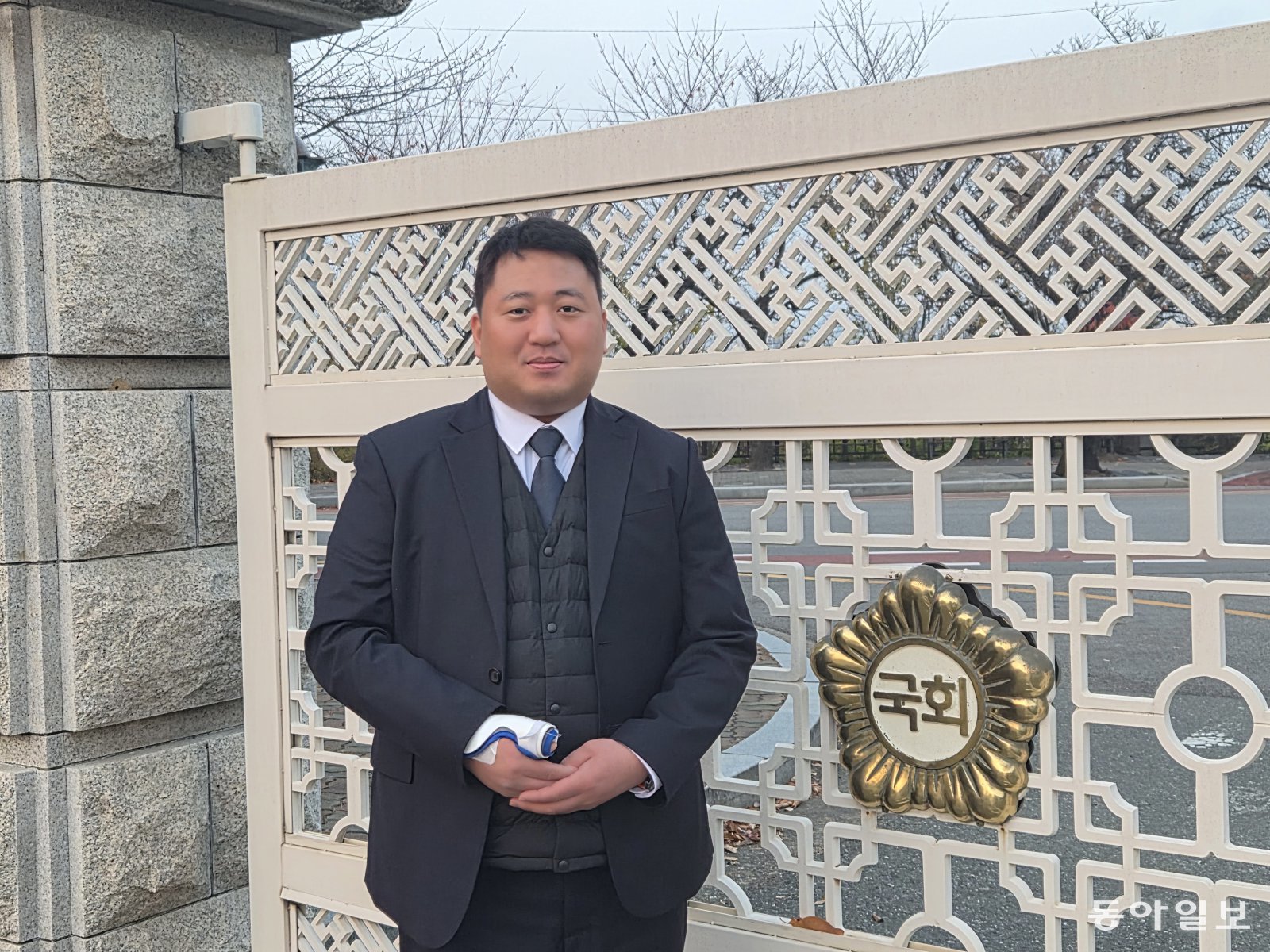 12·3 계엄 당시 방검복도 없이 맨몸으로 무장 군인들을 막아냈던 박유수 국회 방호과 주무관(39)이 지난달 30일 국회 정문 앞에서 포즈를 취하고 있다. 박 주무관은 “양복을 입고 있어 눈에 띄지 않았을 뿐, 그날 국회 직원 130여 명이 휴가와 연수까지 반납하고 현장을 지켰다”고 했다. 그는 “안 보이는 곳에서 국회를 지킨 사람들도 있었다”며 “수고했다는 한 마디가 큰 힘이 된다”고 말했다. 서지원 기자 wish@donga.com