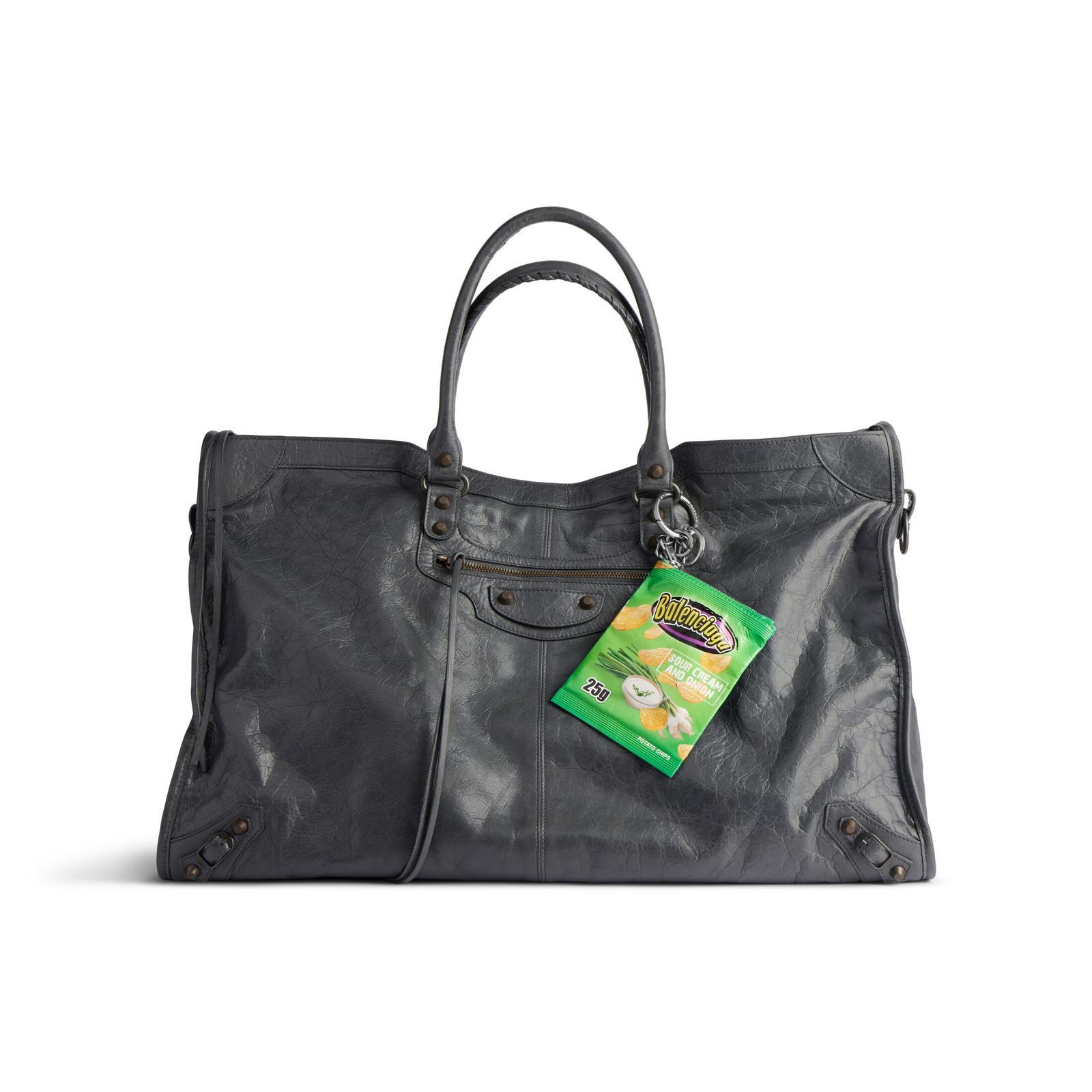 발렌시아가 ‘칩스 키링 참’ 그린 컬러(116만 원).해당 라인은 총 5가지 색상으로 출시돼 음식 모티브 특유의 키치한 디자인을 강조했다. 발렌시아가 공식 홈페이지