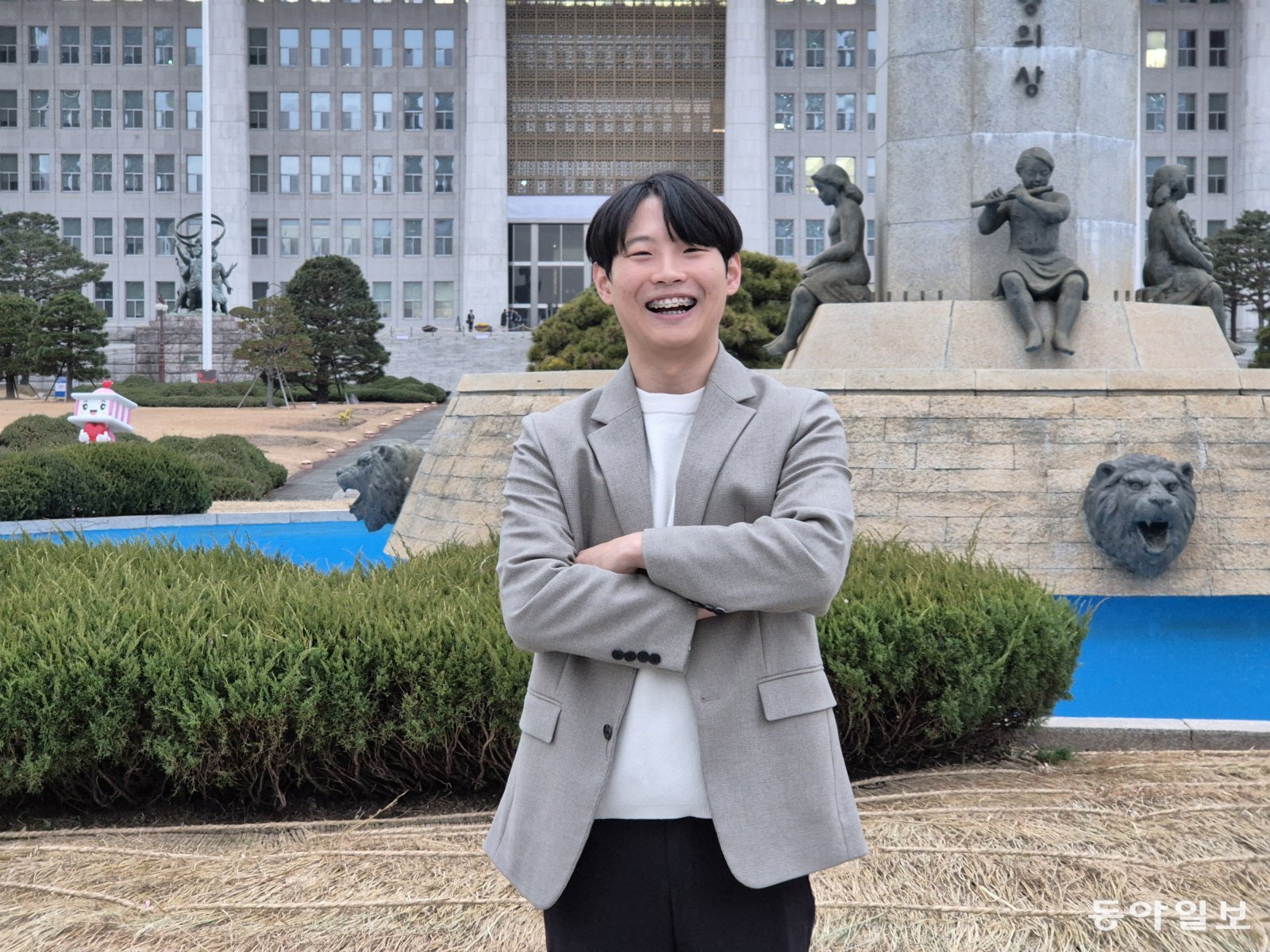 12·3 계엄 소식을 듣고 경북 경산에서 렌터카를 몰고 4시간을 달려 국회로 왔던 역사교육학 전공 대학원생 한일환 씨(25)가 지난달 29일 국회 광장에서 포즈를 취하고 있다. 한 씨는 “‘비상계엄을 막는 데 기여했다’는 자부심이 꼭 교단에 서야겠다는 동력으로 바뀌었다”며 “그 날을 계기로 학생들이 사회 현실을 비판적으로 해석하도록 돕는 교사가 되겠다고 다짐했다”고 말했다. 조승연 cho@donga.com