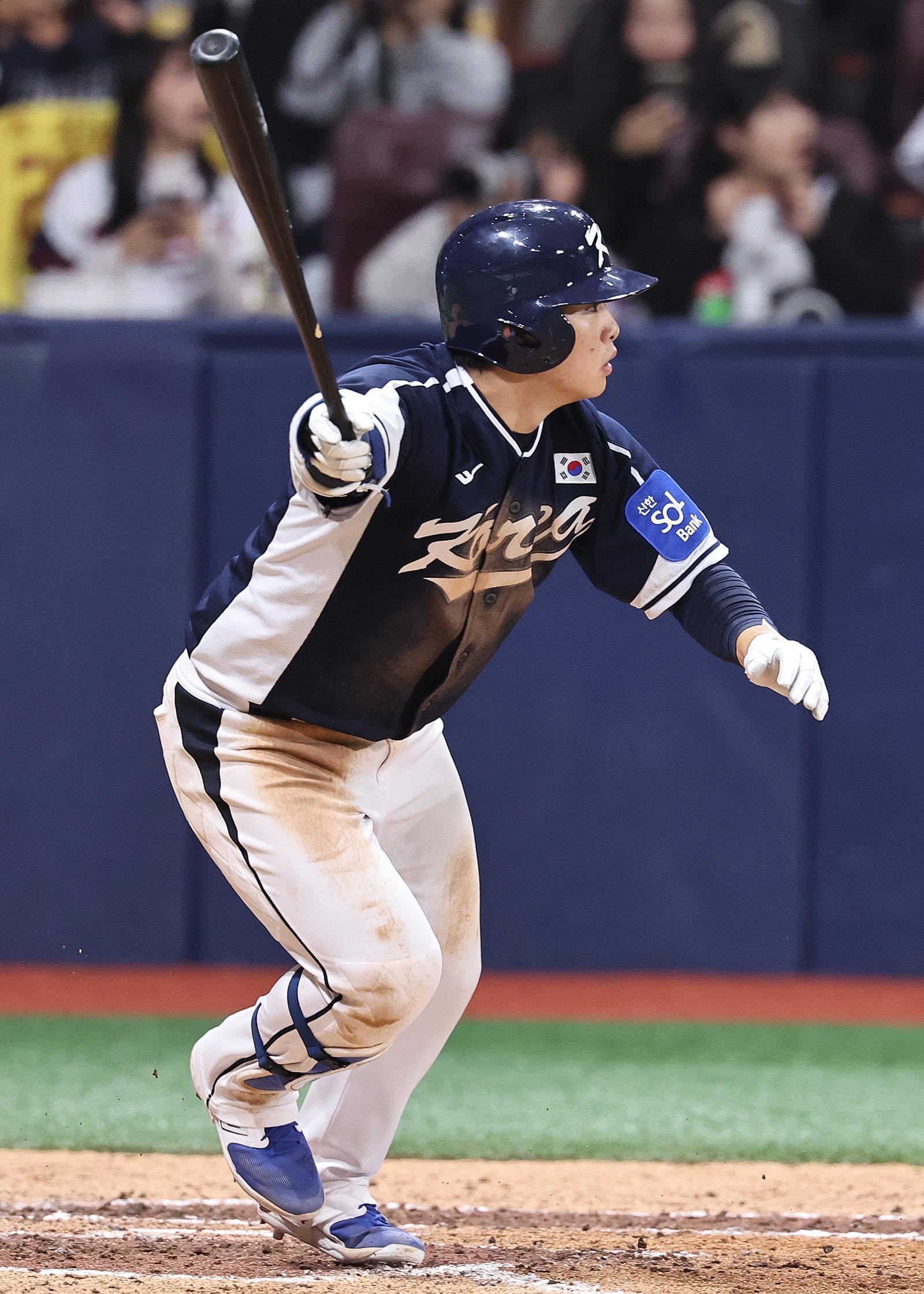 9일 오후 서울 구로구 고척스카이돔에서 열린 2026 WBC 대비 평가전 ‘2025 네이버 K-베이스볼 시리즈(K-BASEBALL SERIES)’ 체코와의 2차전 경기. 6회초 대한민국 공격 2사 만루때 문현빈이 2타점 적시타를 치고 있다. 2025.11.9 뉴스1