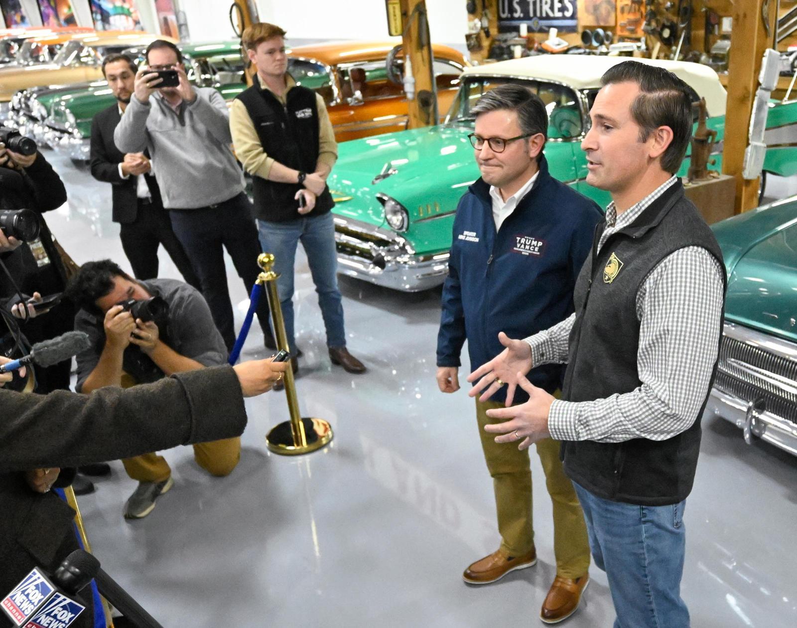 미국 테네시주 제7선거구 하원 보궐선거를 하루 앞둔 1일 프랭클린에서 공화당 후보 맷 밴 엡스(오른쪽)가 취재진 앞에서 발언하고 있다. 밴 엡스 후보 옆엔 지원 유세를 나온 마이크 존슨 미 하원의장이 서 있다.
프랭클린=AP 뉴시스