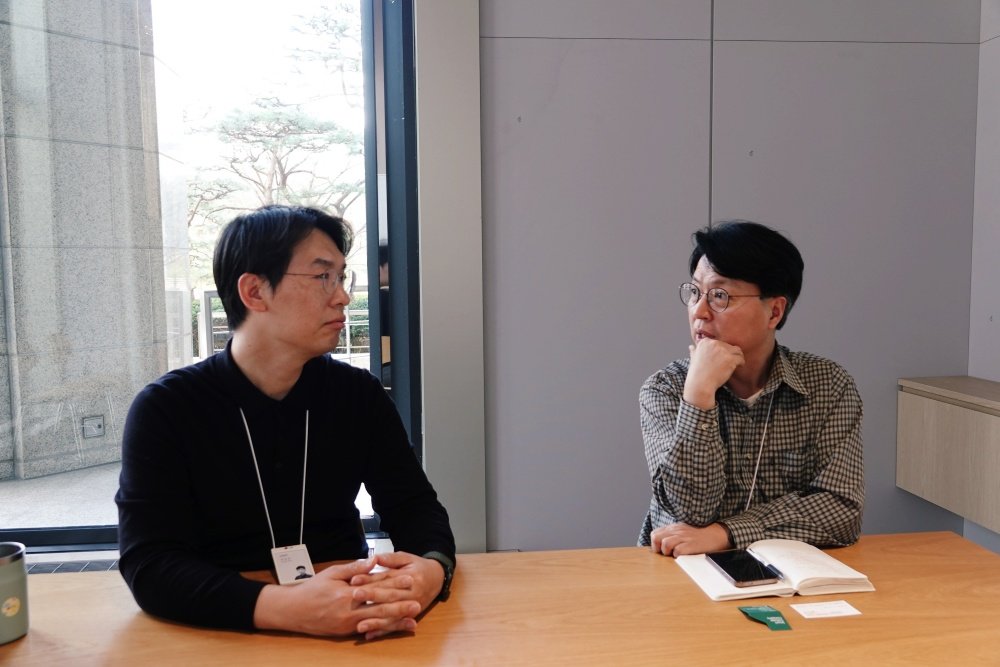 조연우 대표(왼쪽)와 박봉균 책임(오른쪽)이 산림 분야 오픈이노베이션 사업에 대해 이야기 나누고 있다 / 출처=IT동아