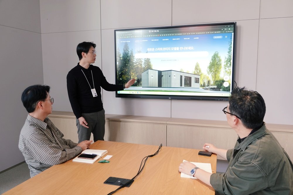 조연우 대표가 스마트코티지에 대해 설명하는 모습 / 출처=IT동아
