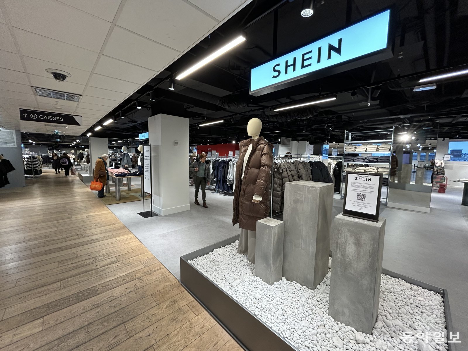 ‘BHV 마레’ 백화점 6층에 문을 연 ‘쉬인’의 지난달 28일(현지 시간) 오후 오프라인 매장 모습. 블랙 프라이데이 세일 기간이지만 다른 매장에 비해 손님이 눈에 띄게 적었다. 파리=유근형 특파원 noel@donga.com
