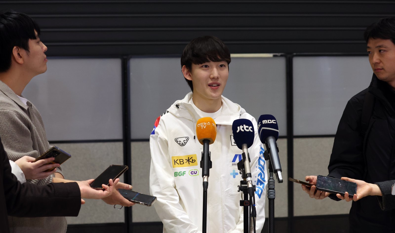 쇼트트랙 남자 대표팀 임종언이 2일 인천공항으로 귀국해 인터뷰를 하고 있다. 임종언은 1일(한국시간) 네덜란드 도르드레흐트의 스포르트불레바르에서 열린 2025-2026 국제빙상경기연맹(ISU) 쇼트트랙 월드투어 4차 대회 남자 1,000ｍ에서 1분25초877의 기록으로 우승했다. 2025.12.2/뉴스1