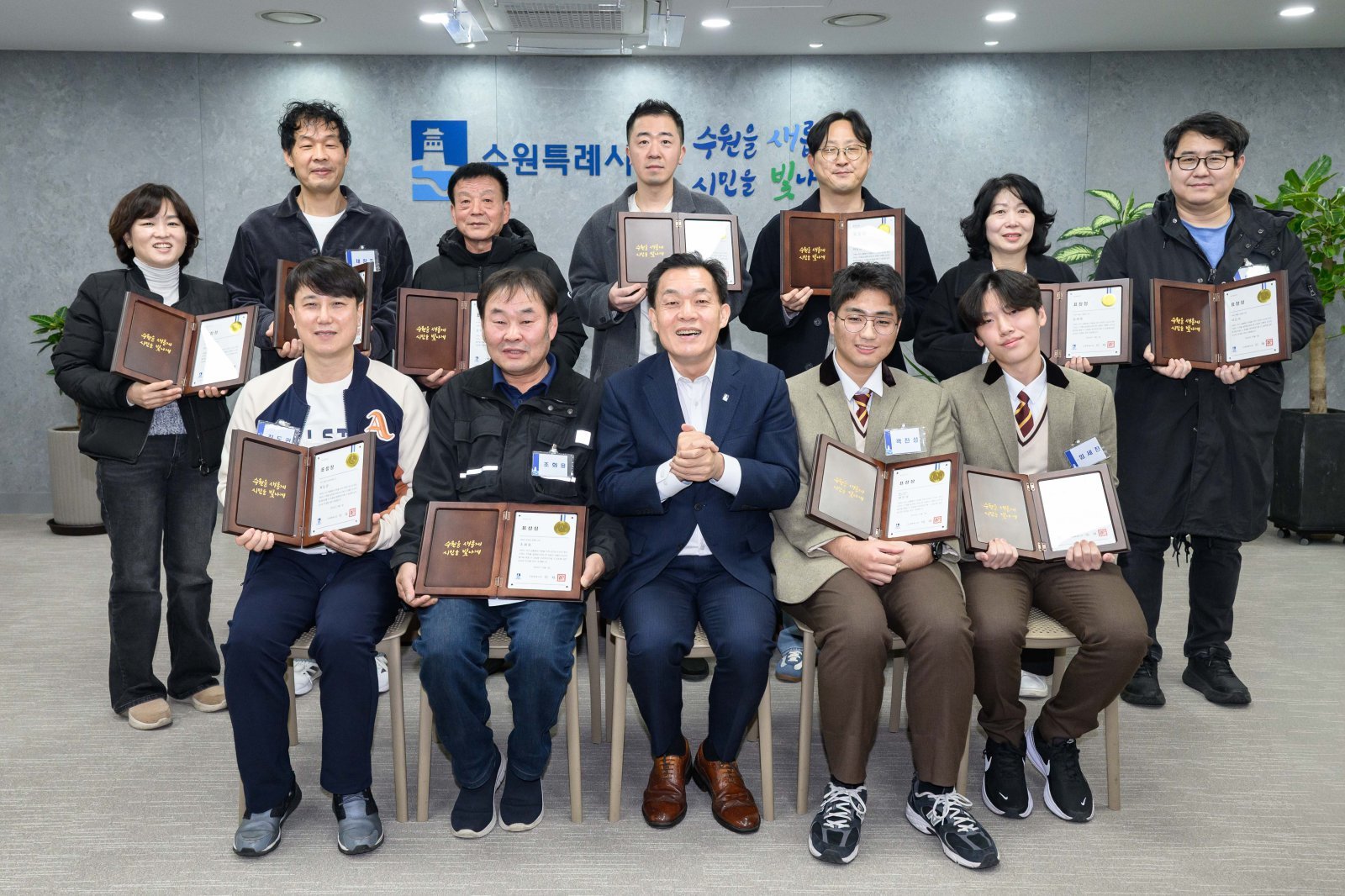 경기 수원시에서 교통사고로 차에 깔린 초등학생을 구조한 시민 11명이 이재준 시장으로부터 모범시민 표창을 받고 기념촬영을 하고 있다. (수원시 제공) 2025.12.2/뉴스1