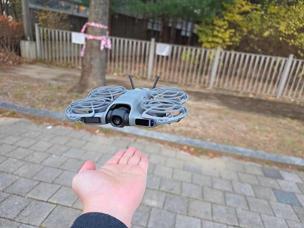 DJI 네오 2를 손바닥에서 이착륙하는 모습 / 출처=IT동아