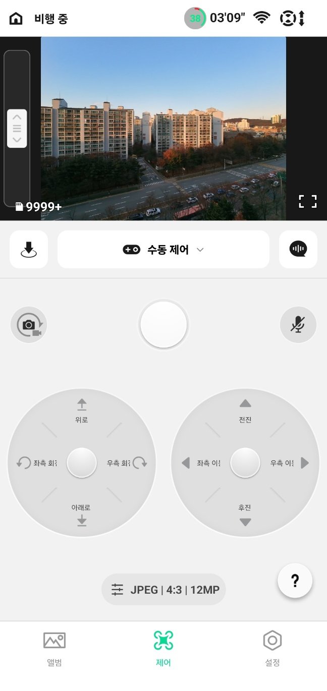 DJI 네오 2를 스마트폰과 연결한 모습 / 출처=IT동아