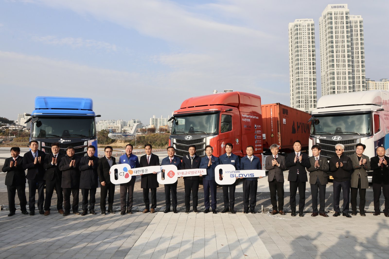 2일 오후 울산 태화강국가정원 남구 둔치에서 열린 ‘전국 최초 탄소배출 없는 수소전기 트랙터 화물운송 실증 차량 인도식’에서 김두겸 울산시장(왼쪽 아홉 번째)과 현대자동차·울산테크노파크·울산도시공사·CJ대한통운·현대글로비스·롯데글로벌로지스 등 7개 기관·기업 관계자들이 기념촬영을 하고 있다. 울산시 제공