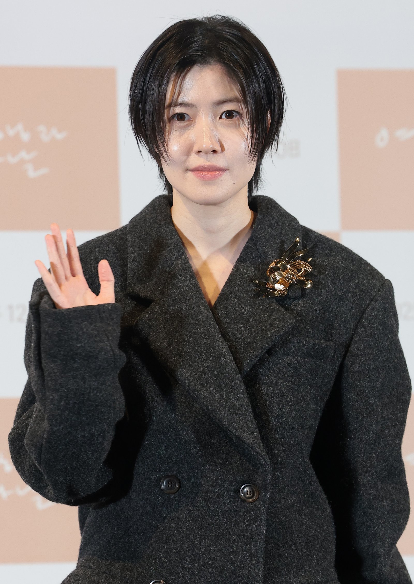 배우 심은경이 2일 서울 용산구 CGV용산아이파크몰에서 열린 영화 ‘여행과 나날’ 언론 시사회 및 기자 간담회에서 포즈를 취하고 있다. ‘여행과 나날’은 어쩌면 끝이라고 생각한 각본가 ‘이’(심은경 분)가 어쩌다 떠나온 설국의 여관에서 의외의 시간을 보내면서 다시 시작되는 2025년 겨울, 일상 여행자들과 함께 떠나는 꿈같은 이야기를 그렸다. 2025.12.2/뉴스1