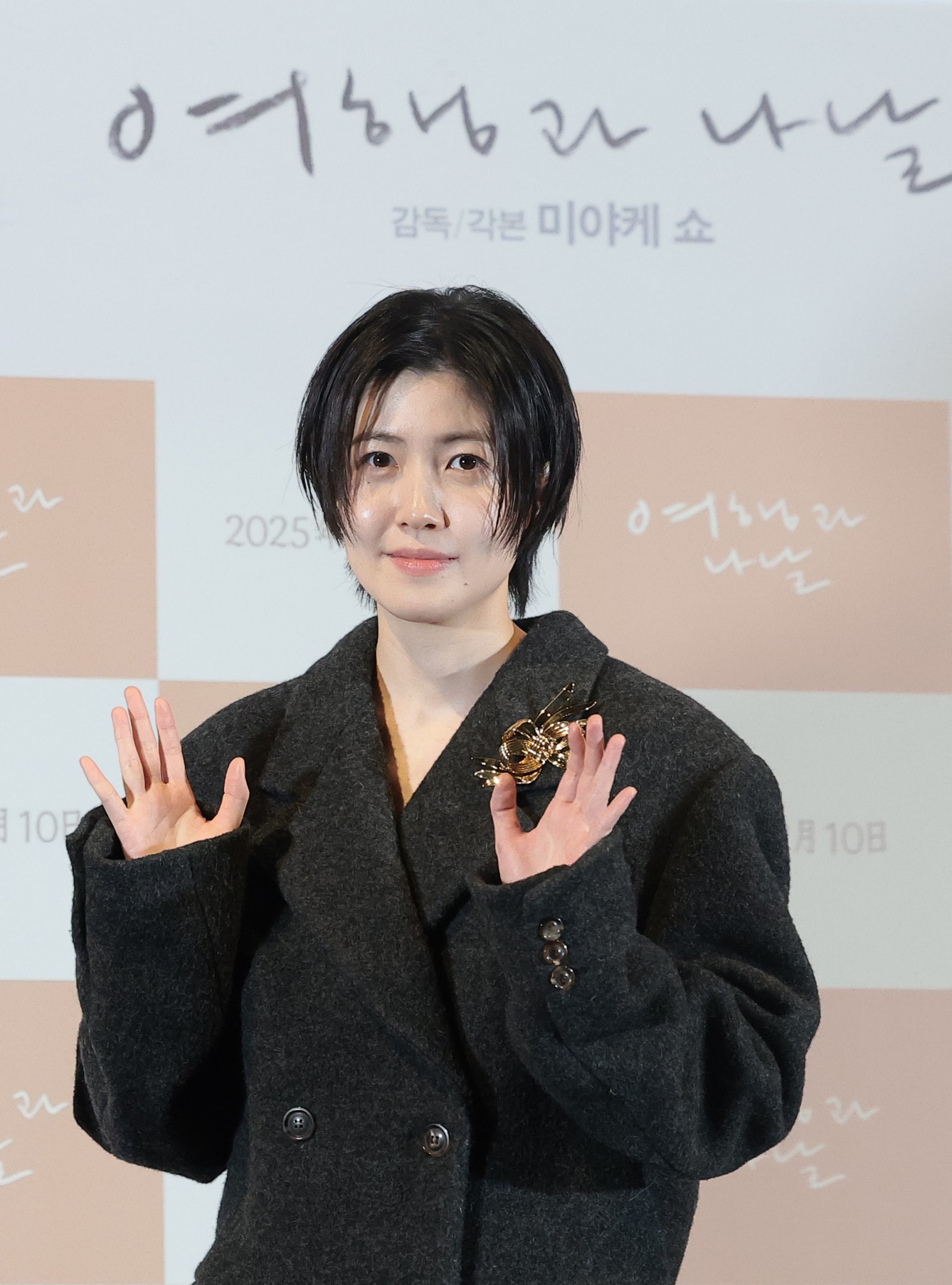 배우 심은경이 2일 서울 용산구 CGV용산아이파크몰에서 열린 영화 ‘여행과 나날’ 언론 시사회 및 기자 간담회에서 포즈를 취하고 있다. ‘여행과 나날’은 어쩌면 끝이라고 생각한 각본가 ‘이’(심은경 분)가 어쩌다 떠나온 설국의 여관에서 의외의 시간을 보내면서 다시 시작되는 2025년 겨울, 일상 여행자들과 함께 떠나는 꿈같은 이야기를 그렸다. 2025.12.2/뉴스1